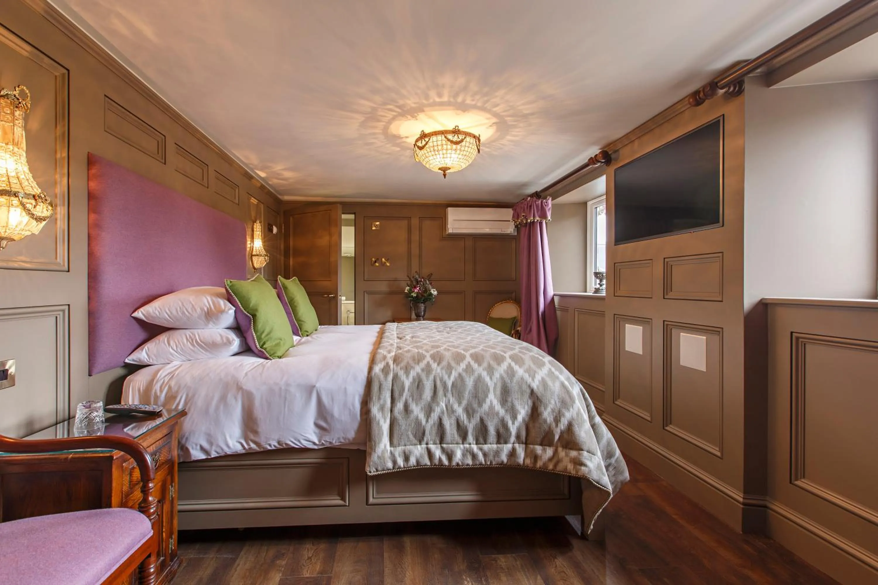 Deluxe Room in Ffolkes Arms Hotel