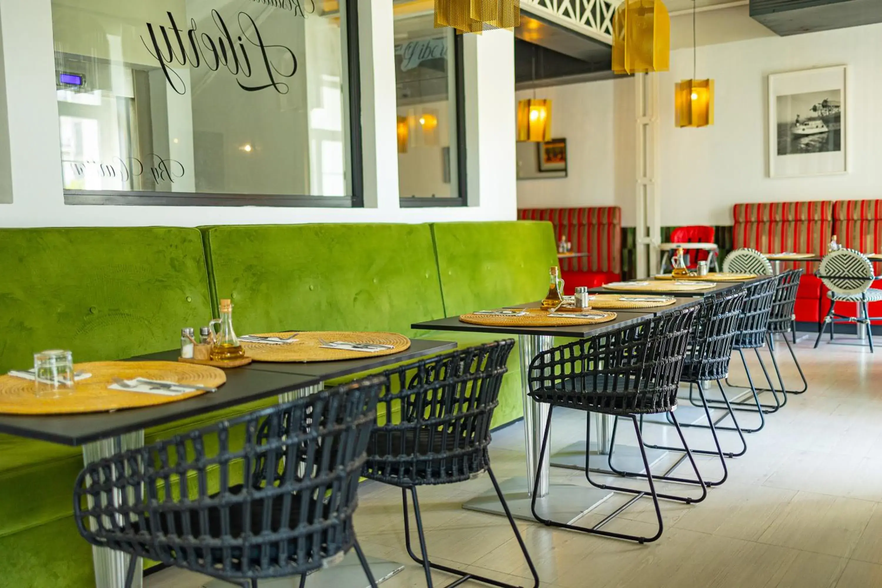 Restaurant/places to eat in Hotel Carlton Restaurant/places to eat in Hotel Carlton