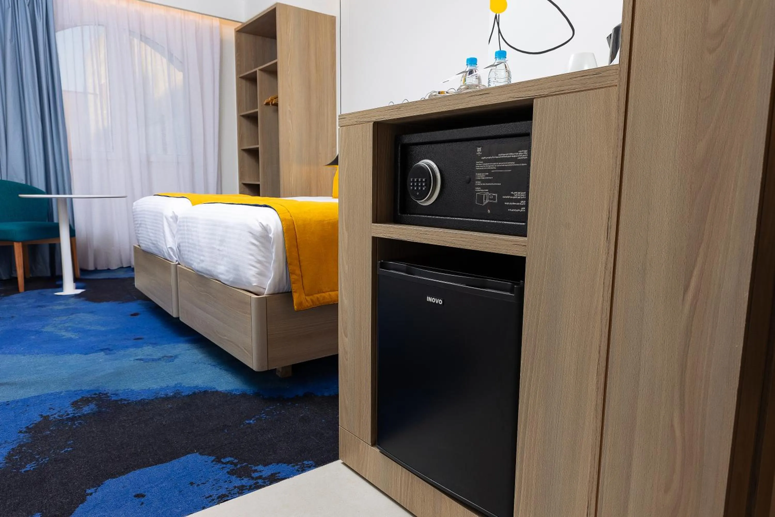 minibar, Bed in Hotel Carlton