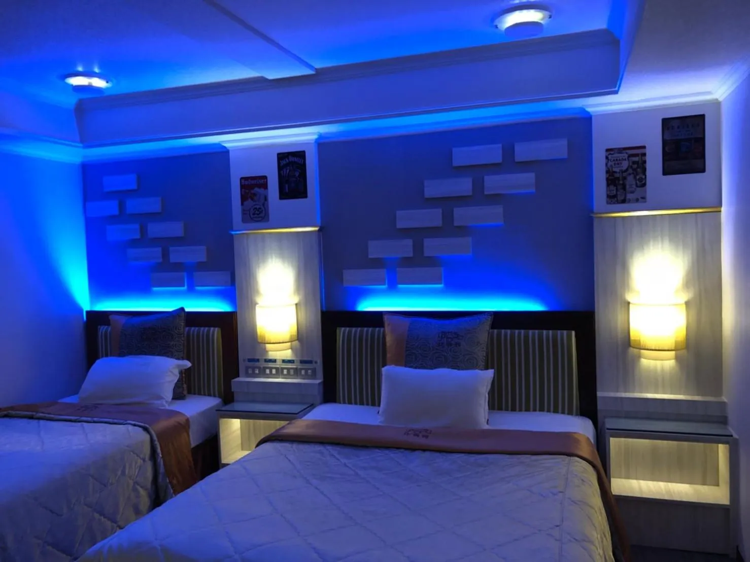 Bed in Beverly Commercial Motel