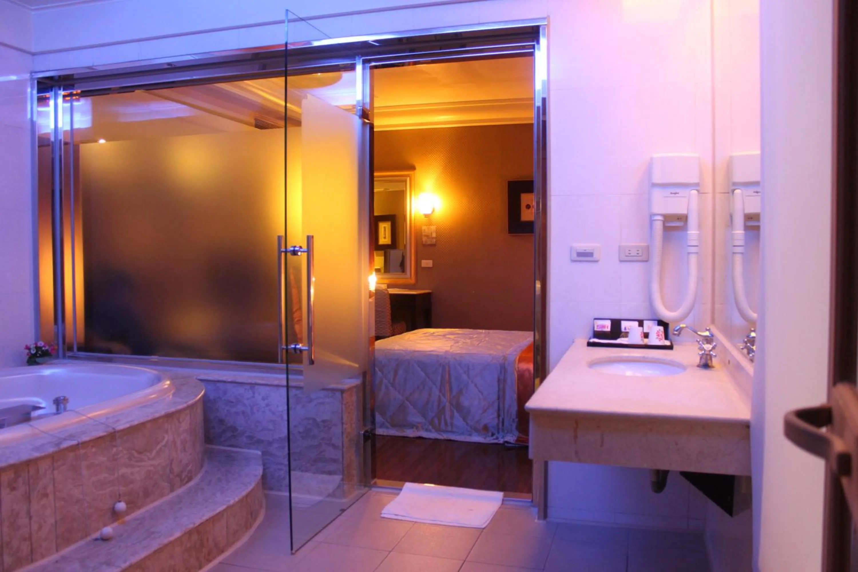 Bed in Beverly Commercial Motel