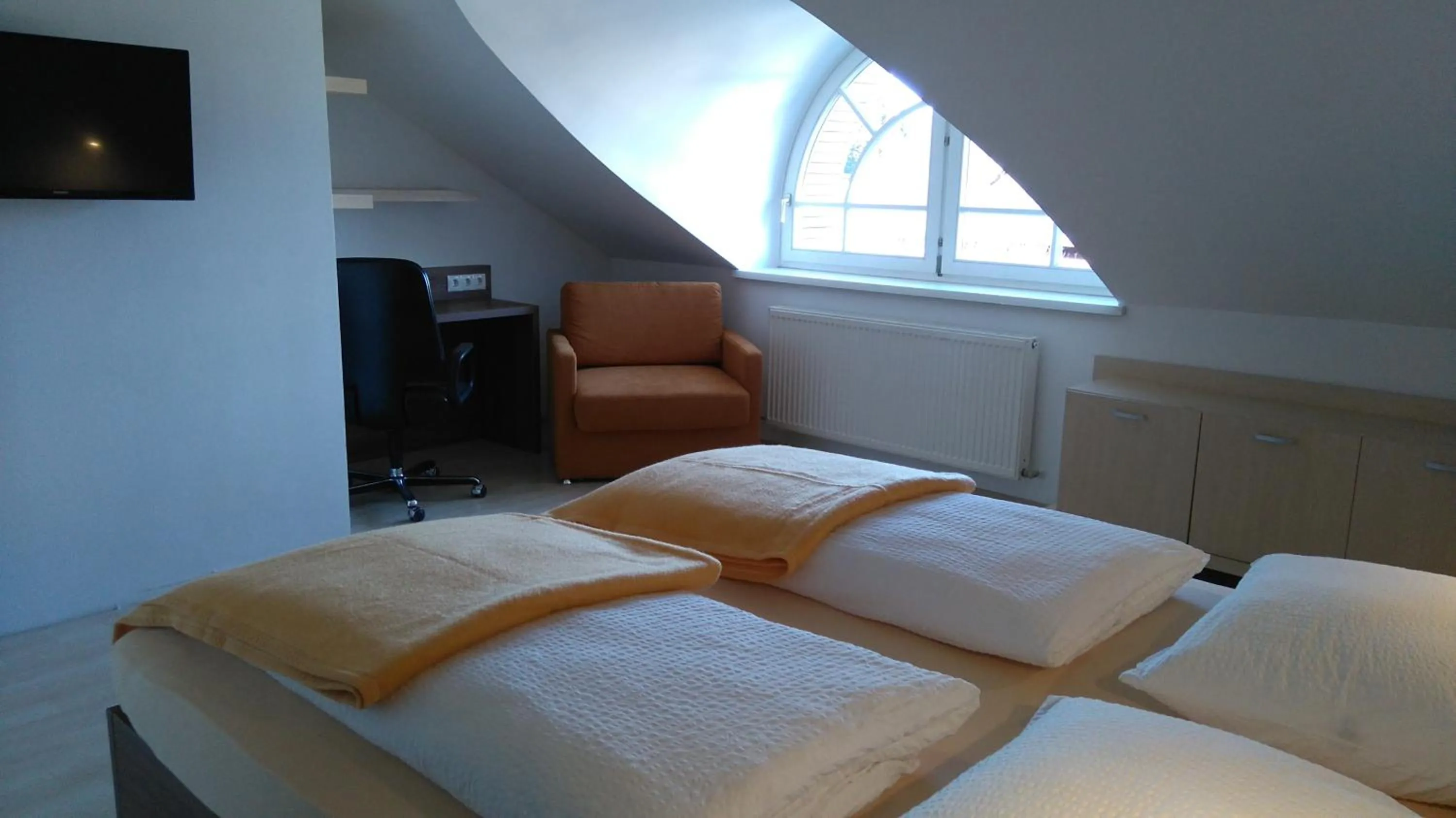 TV and multimedia, Bed in Pension Elisabeth - Rooms & Apartments