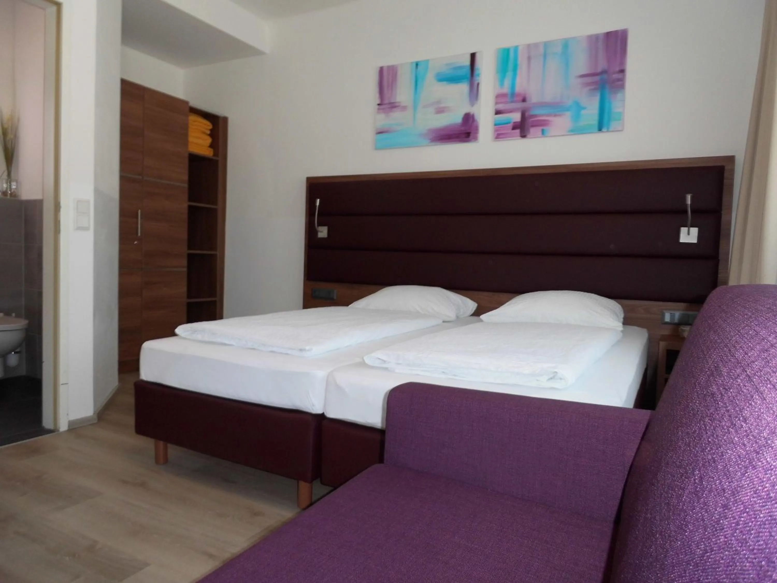 Bathroom, Bed in Pension Elisabeth - Rooms & Apartments