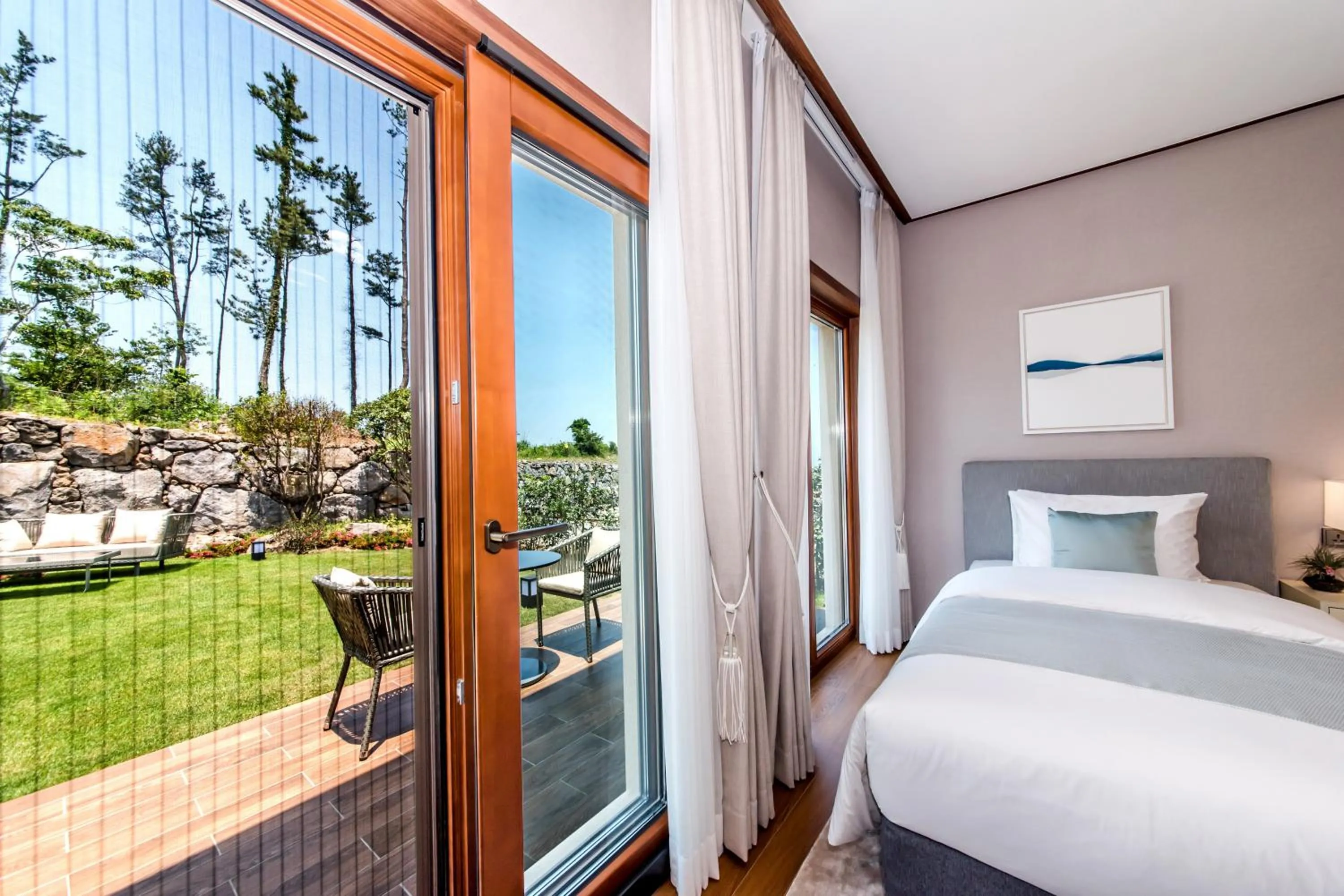 Balcony/Terrace, Bed in Camphortree Hotel and Resort