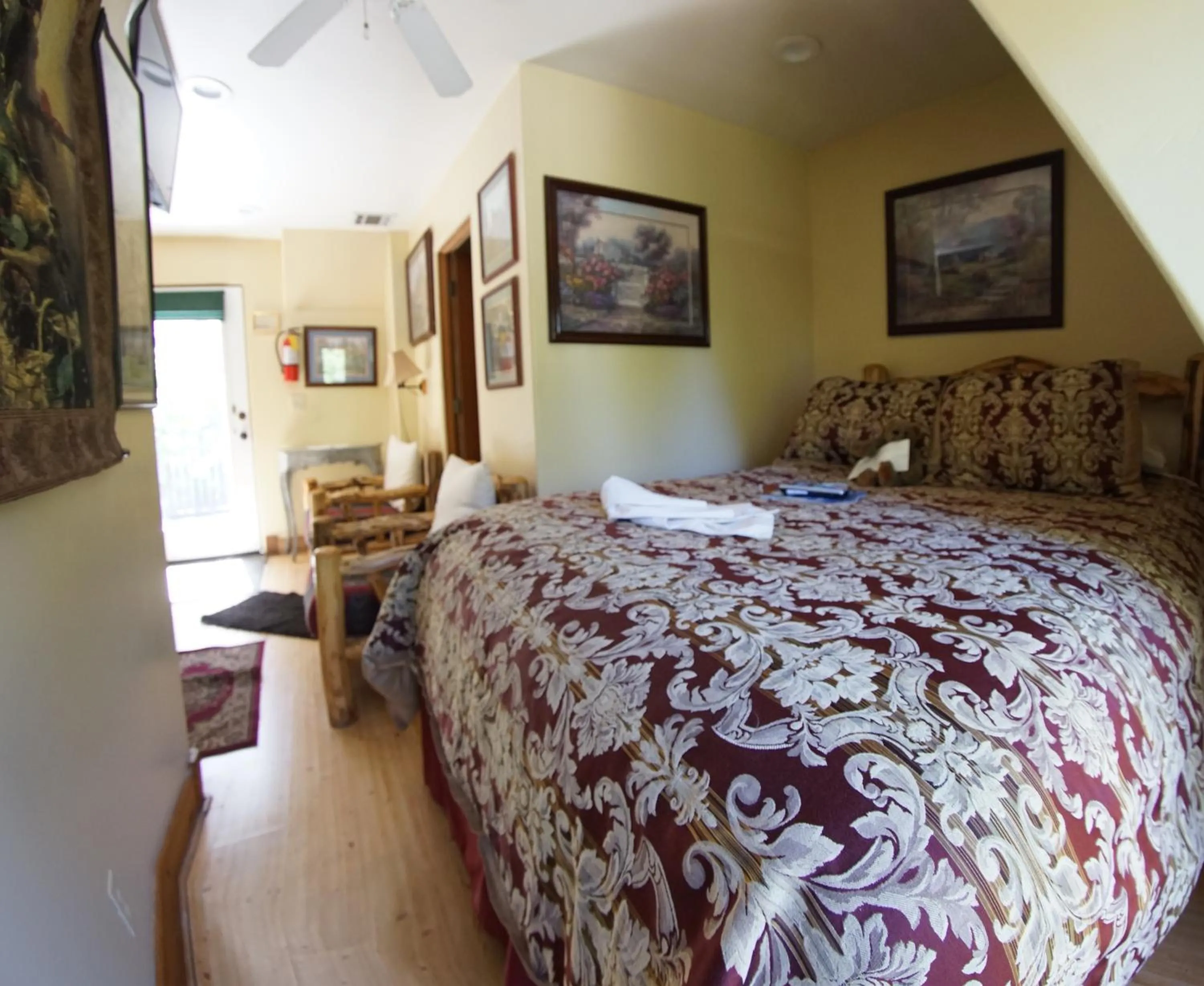 Bed in FLEUR DE LAC EUROPERAN INn