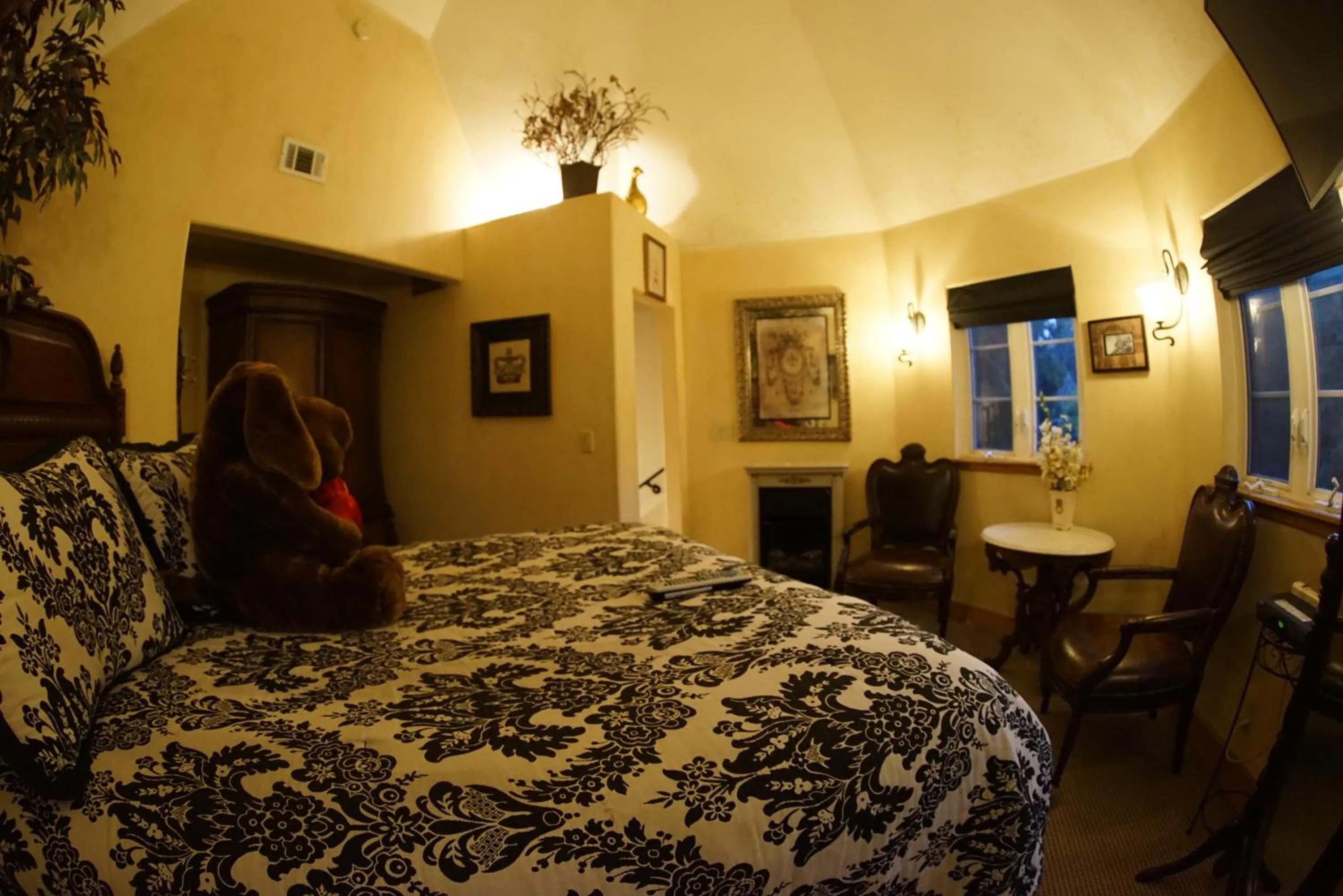 Photo of the whole room, Bed in FLEUR DE LAC EUROPERAN INn