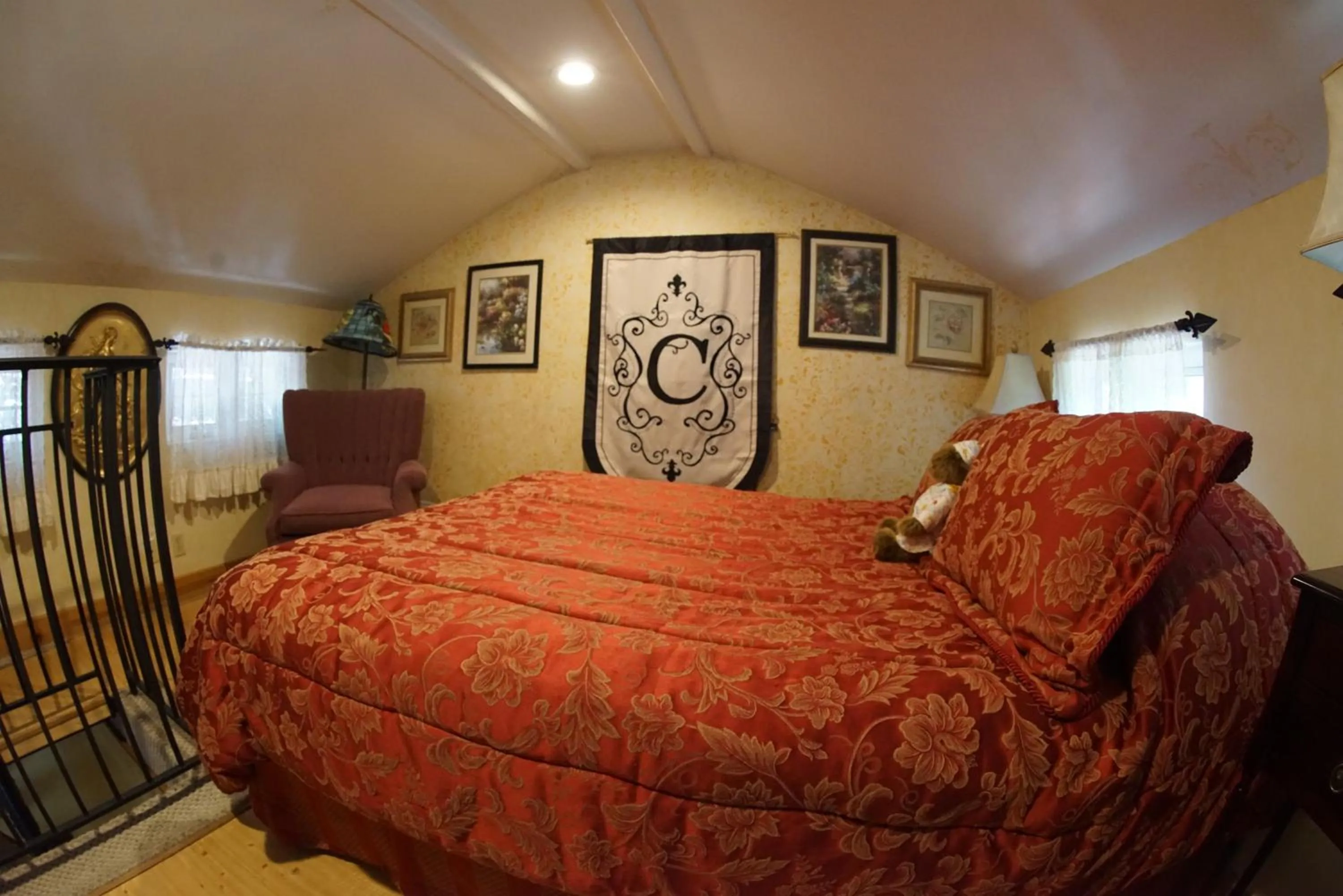 Bedroom, Bed in FLEUR DE LAC EUROPERAN INn