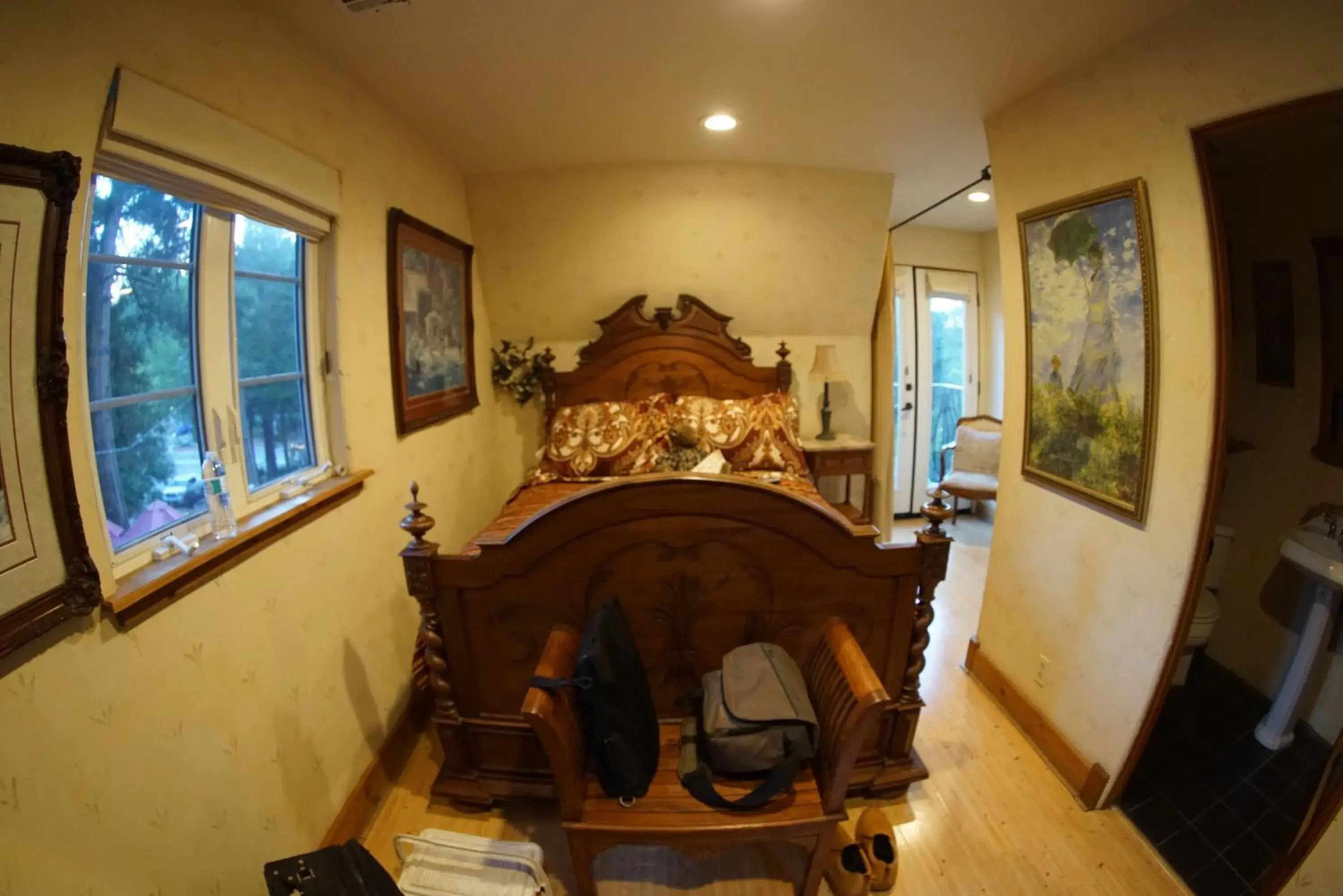 Queen Room in FLEUR DE LAC EUROPERAN INn Queen Room in FLEUR DE LAC EUROPERAN INn