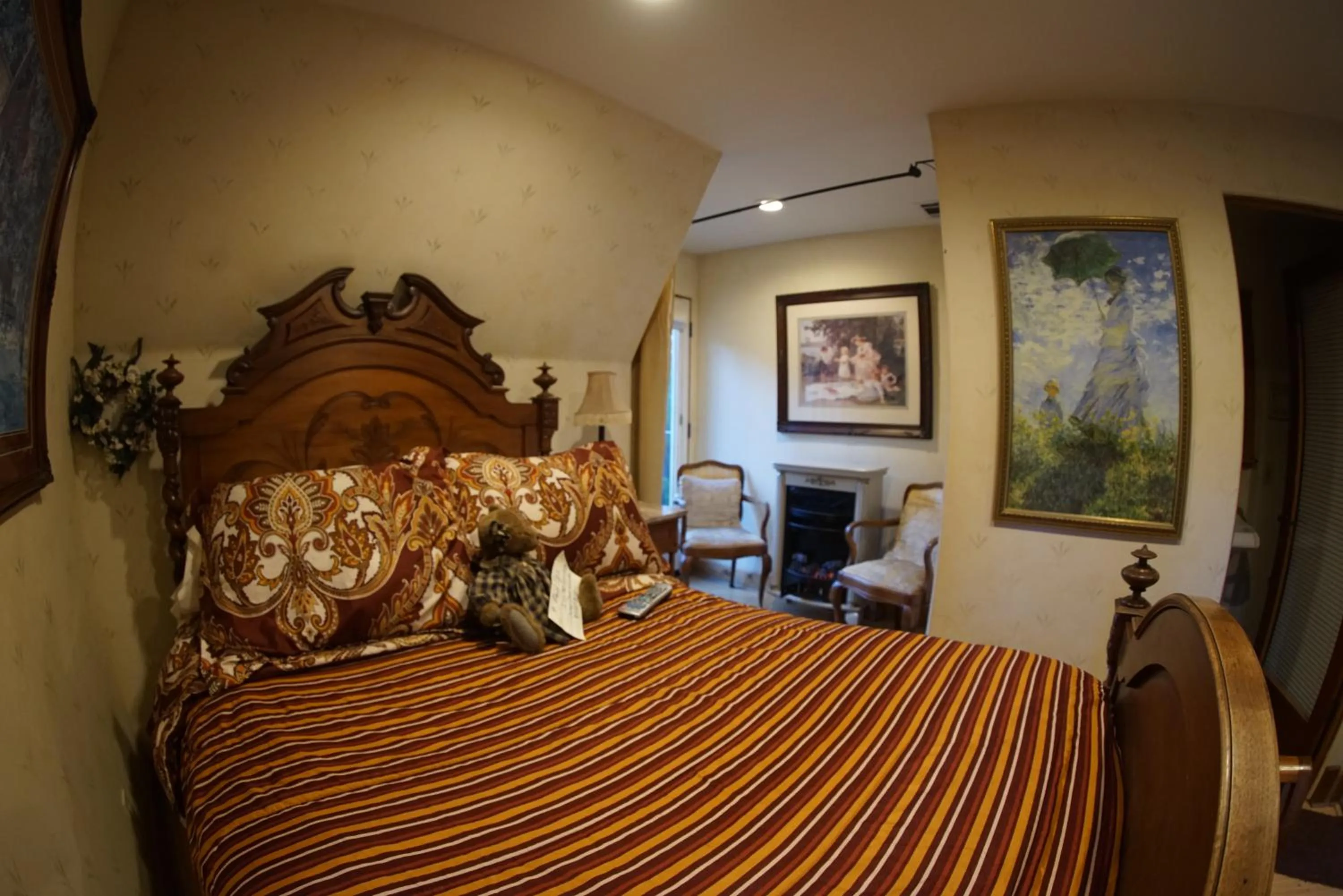 Bedroom, Bed in FLEUR DE LAC EUROPERAN INn