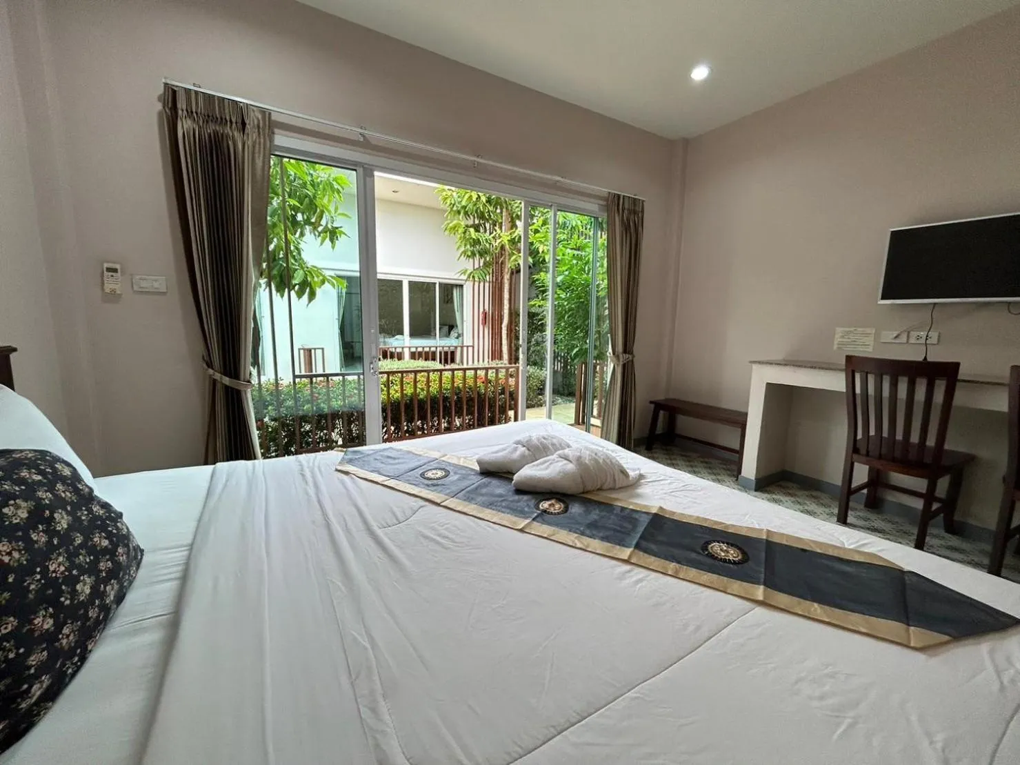 Photo of the whole room in Baanloksouylokchay