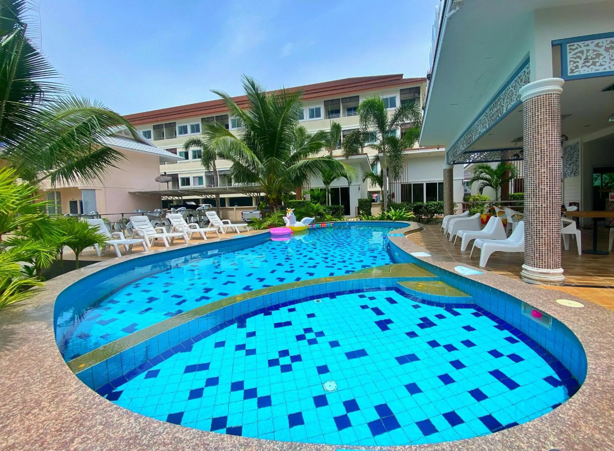 Swimming pool in Baanloksouylokchay