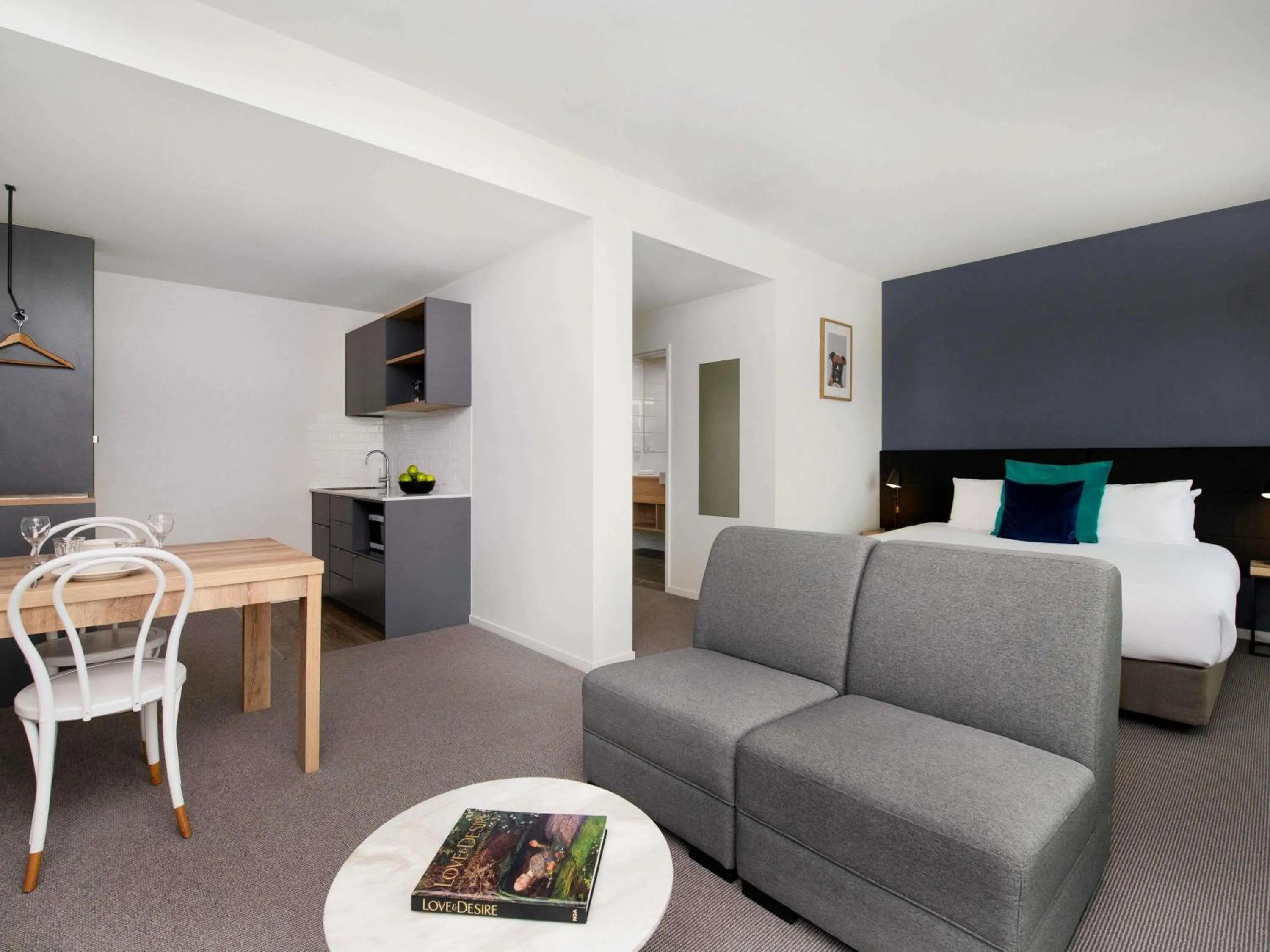 Bedroom, Bed in Mantra MacArthur Hotel