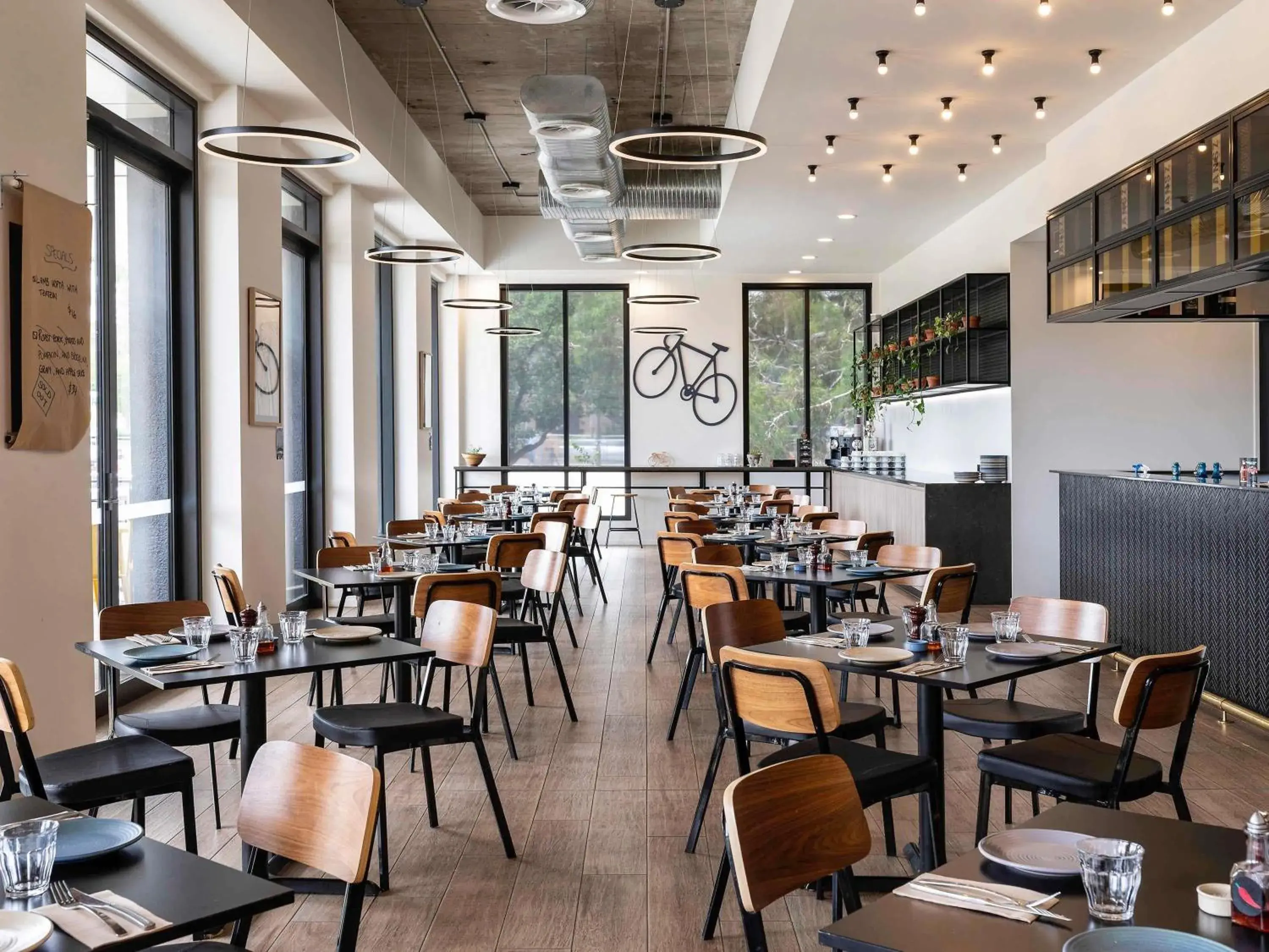 Restaurant/places to eat in Mantra MacArthur Hotel Restaurant/places to eat in Mantra MacArthur Hotel