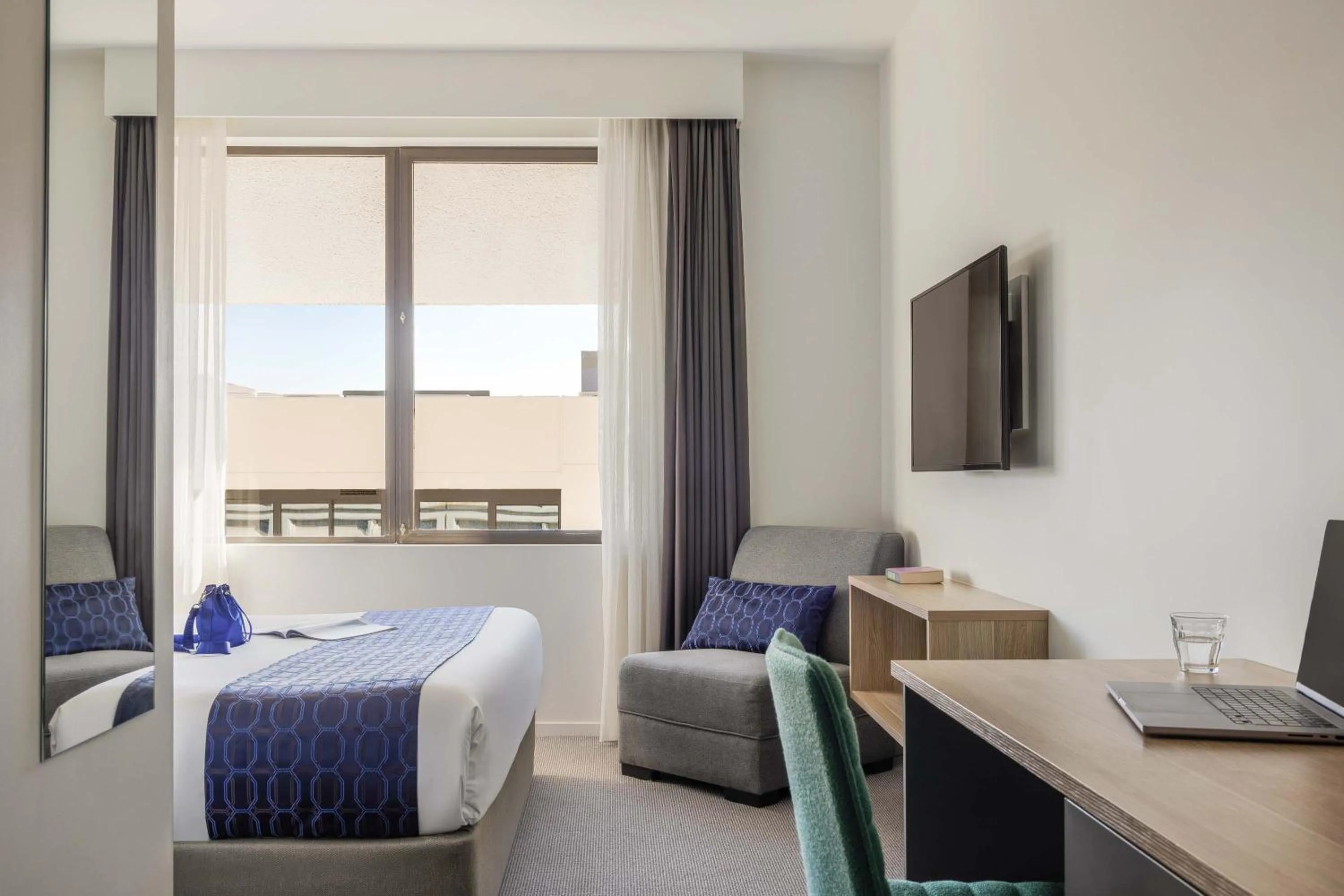 Bedroom, Bed in Mantra MacArthur Hotel