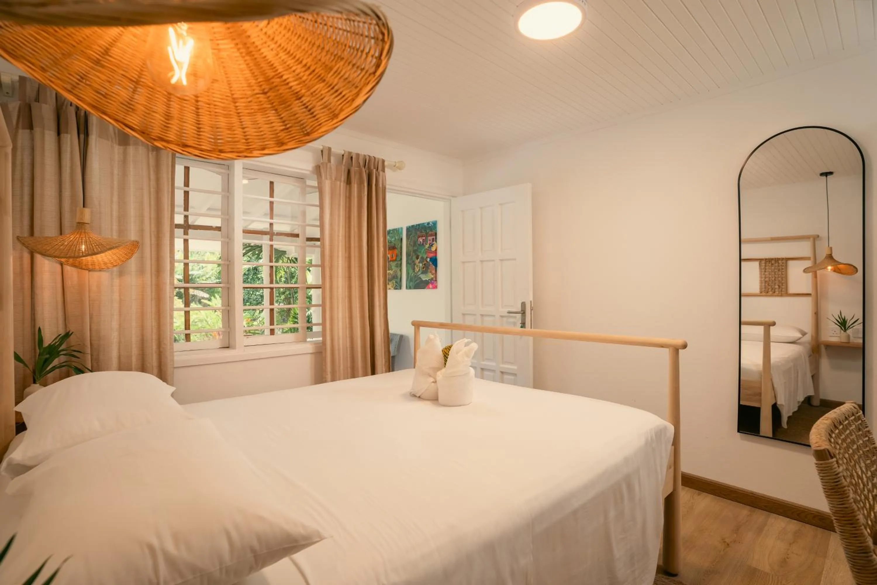 Bed in Beau Vallon Bungalows