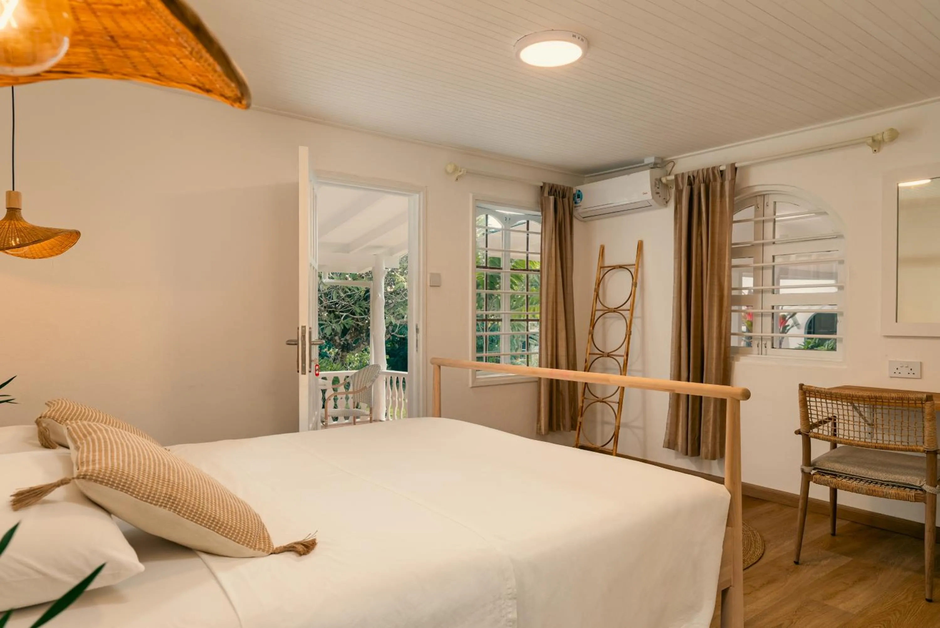 Bed in Beau Vallon Bungalows