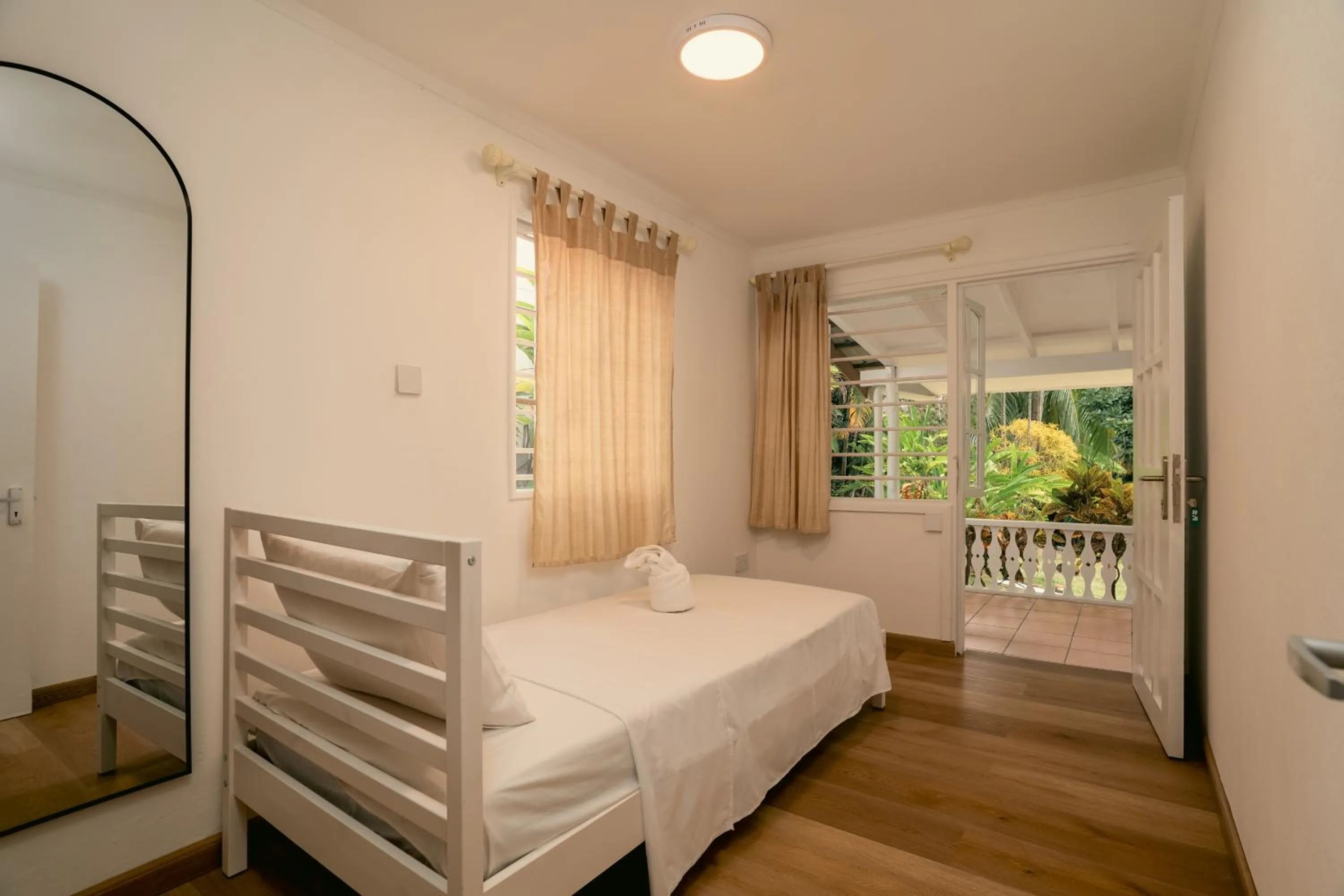 Bed in Beau Vallon Bungalows