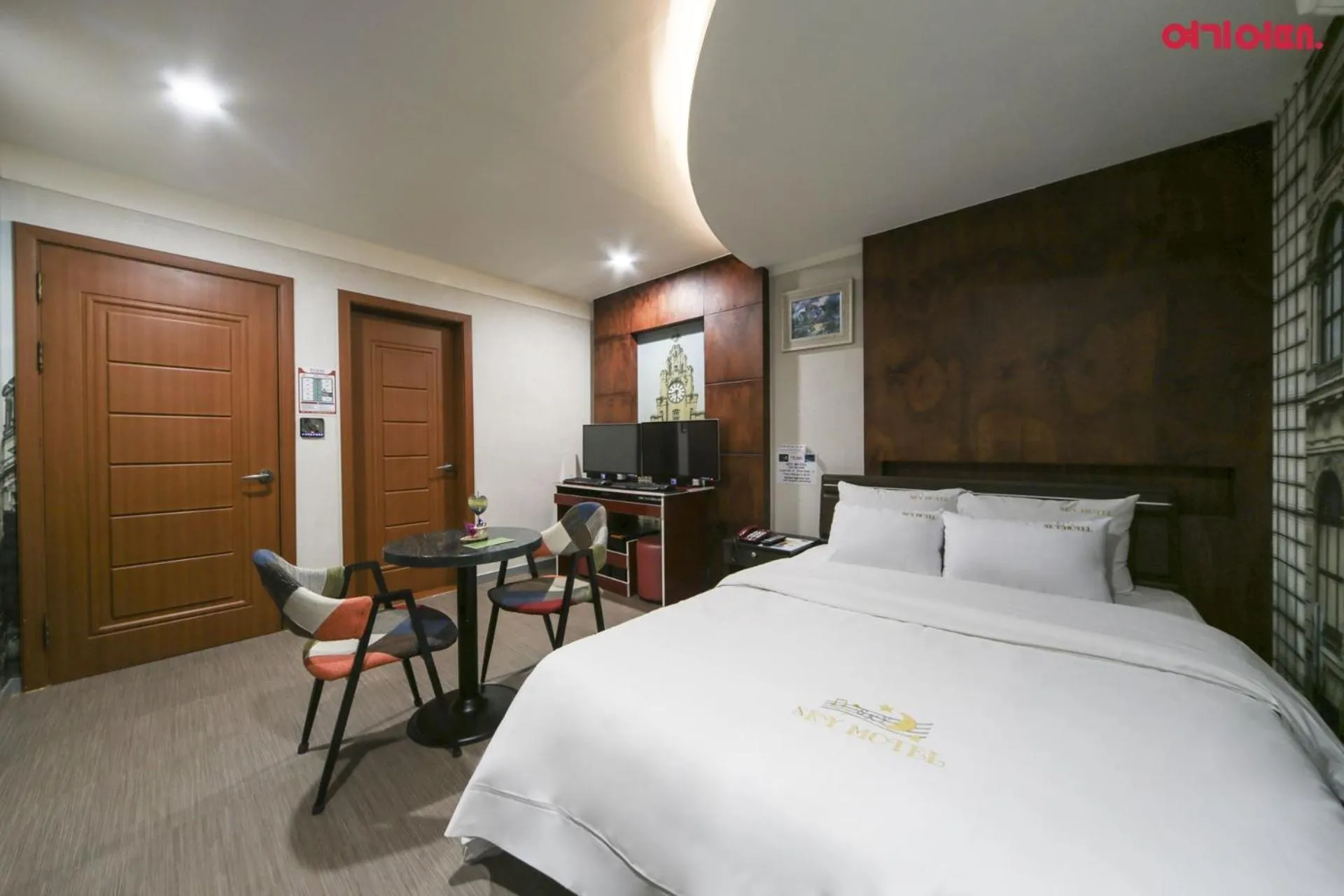 Photo of the whole room, Bed in Sky Motel