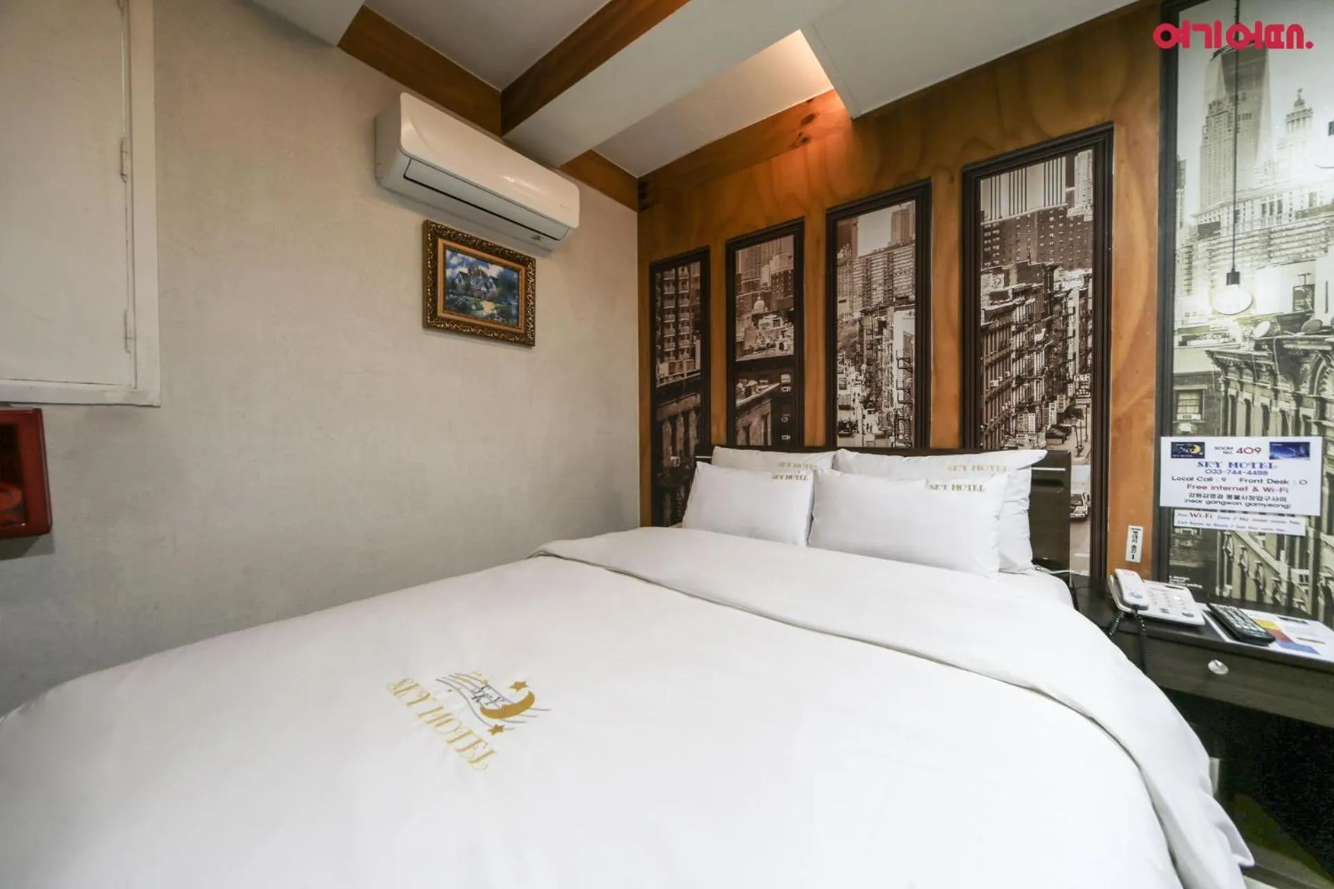 Photo of the whole room, Bed in Sky Motel