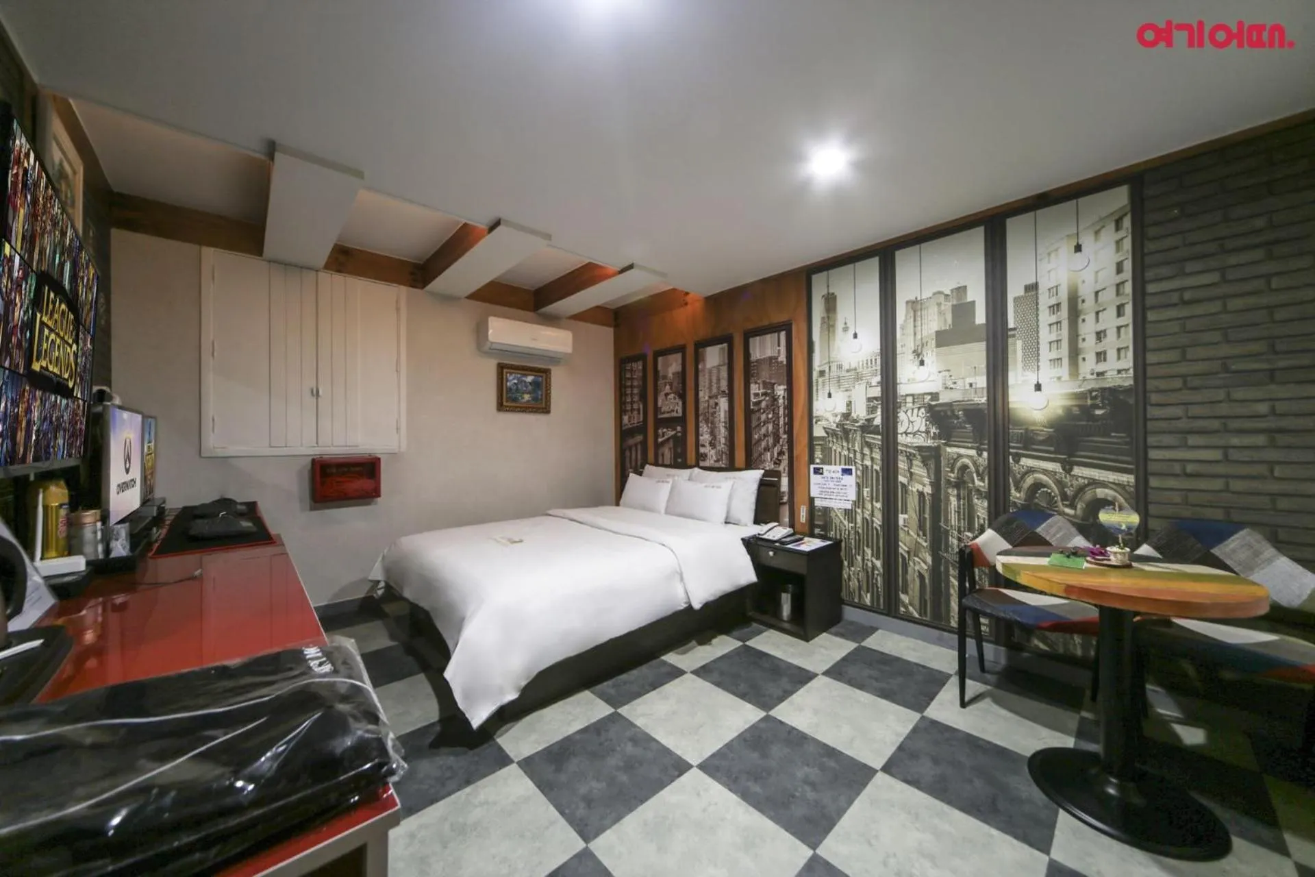 Photo of the whole room, Bed in Sky Motel