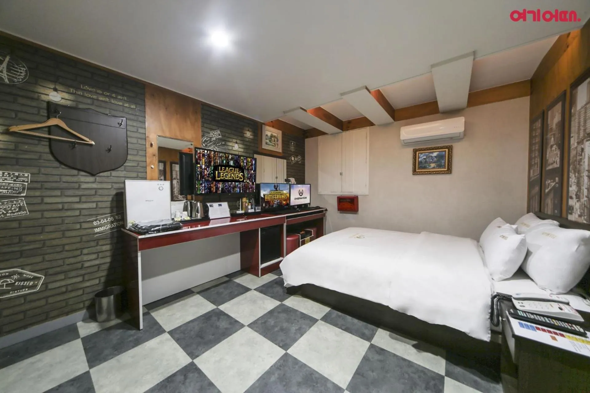 Photo of the whole room, Bed in Sky Motel