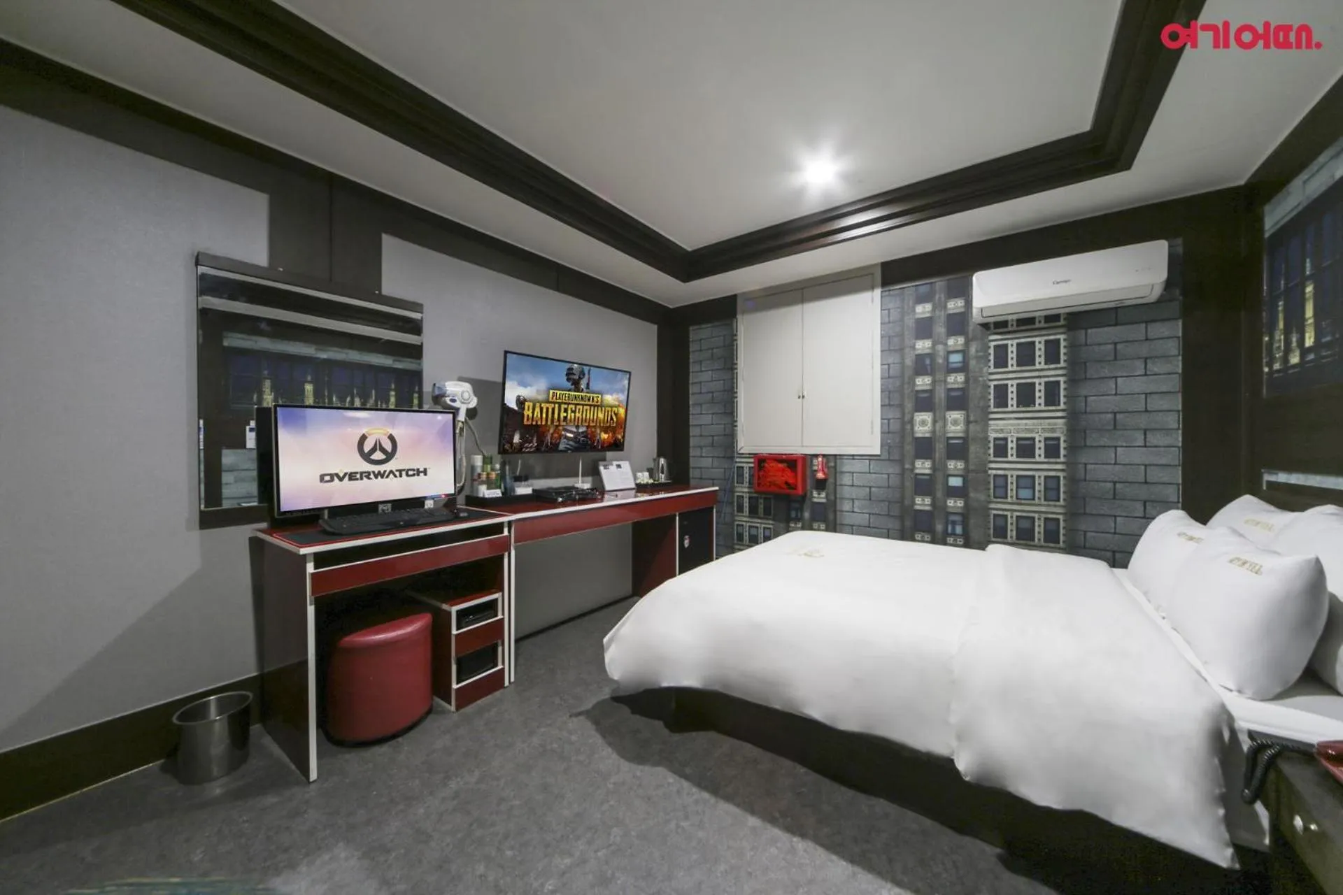 Photo of the whole room, Bed in Sky Motel