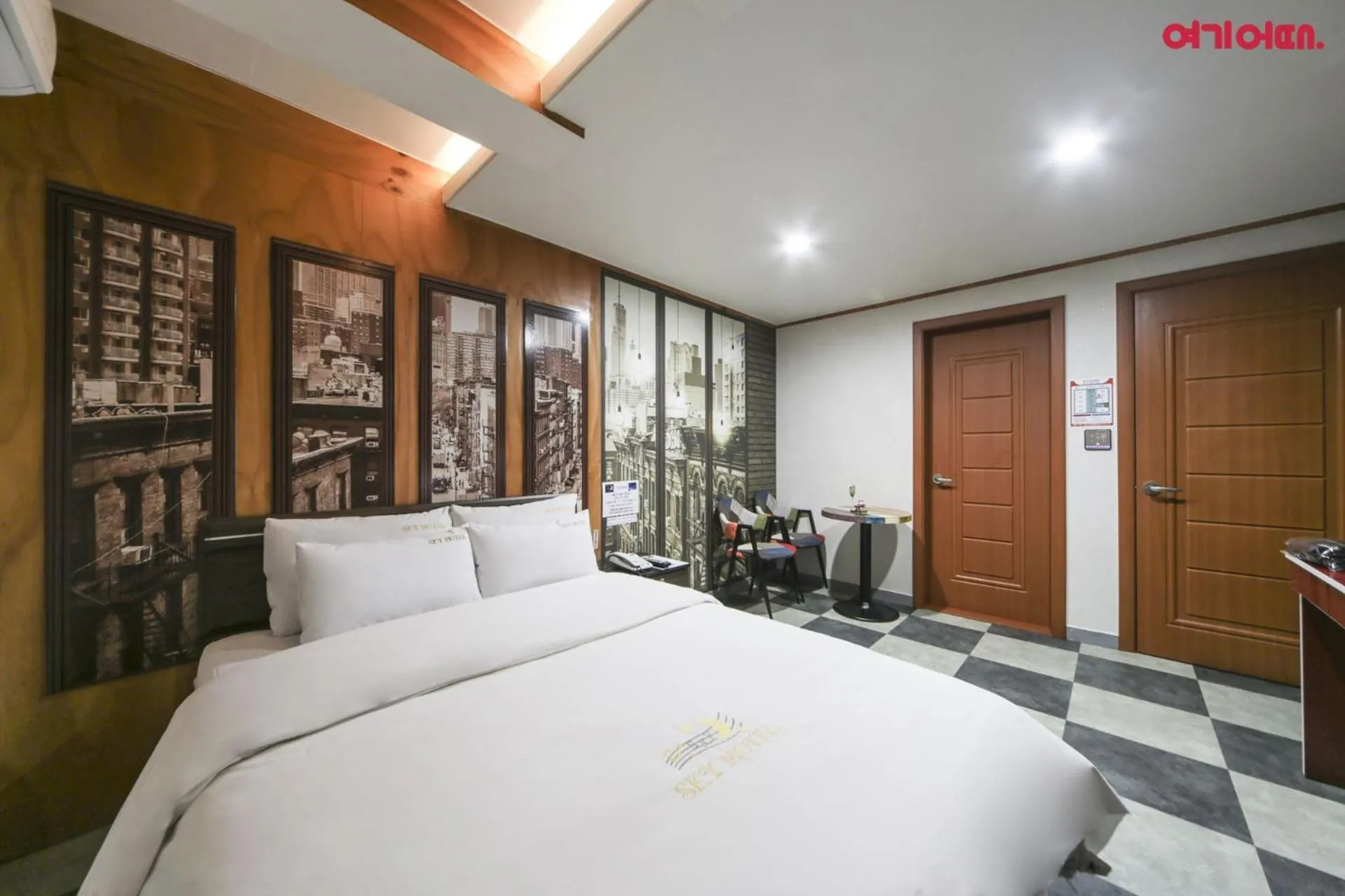 Photo of the whole room, Bed in Sky Motel