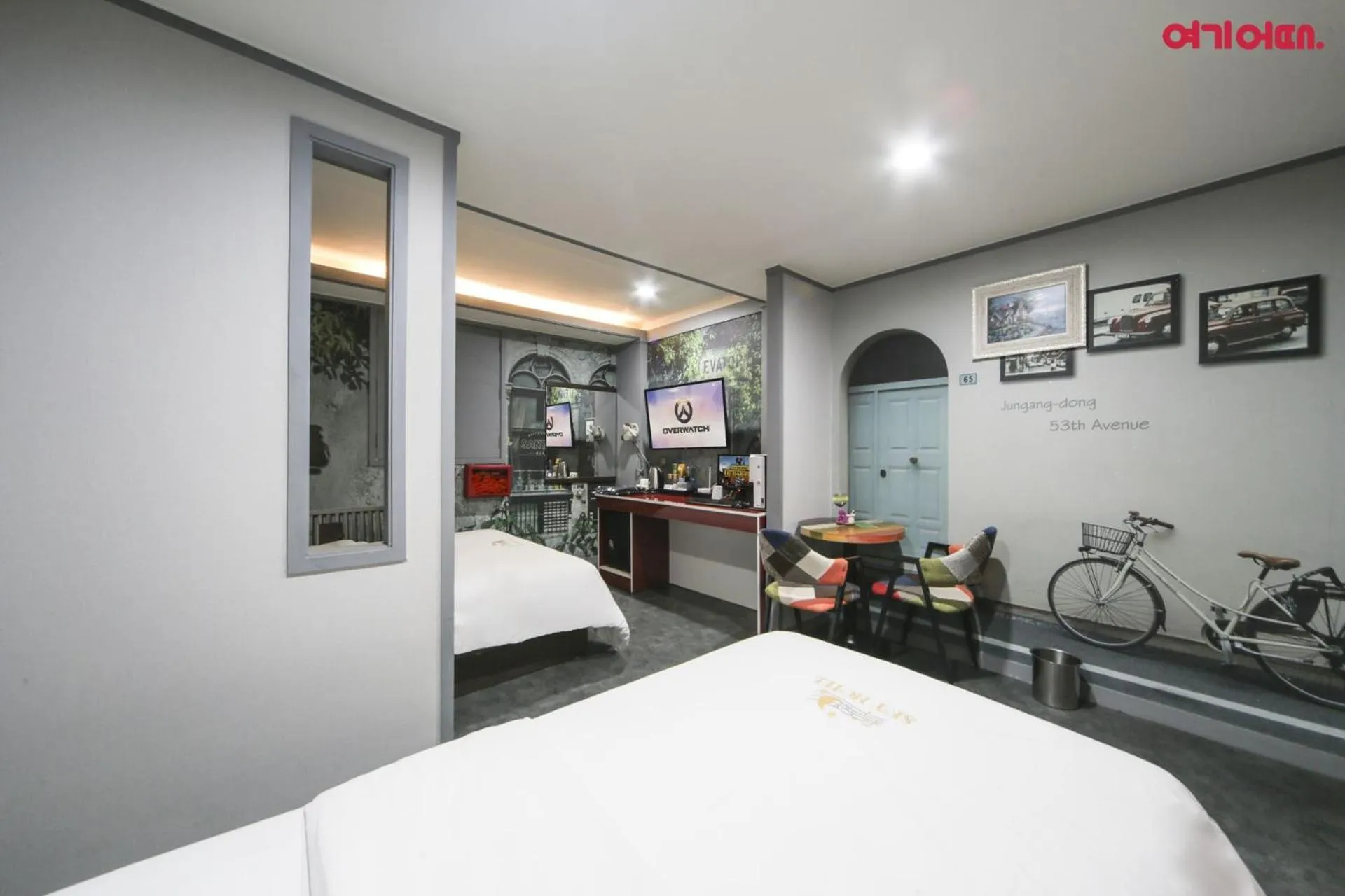 Photo of the whole room, Bed in Sky Motel