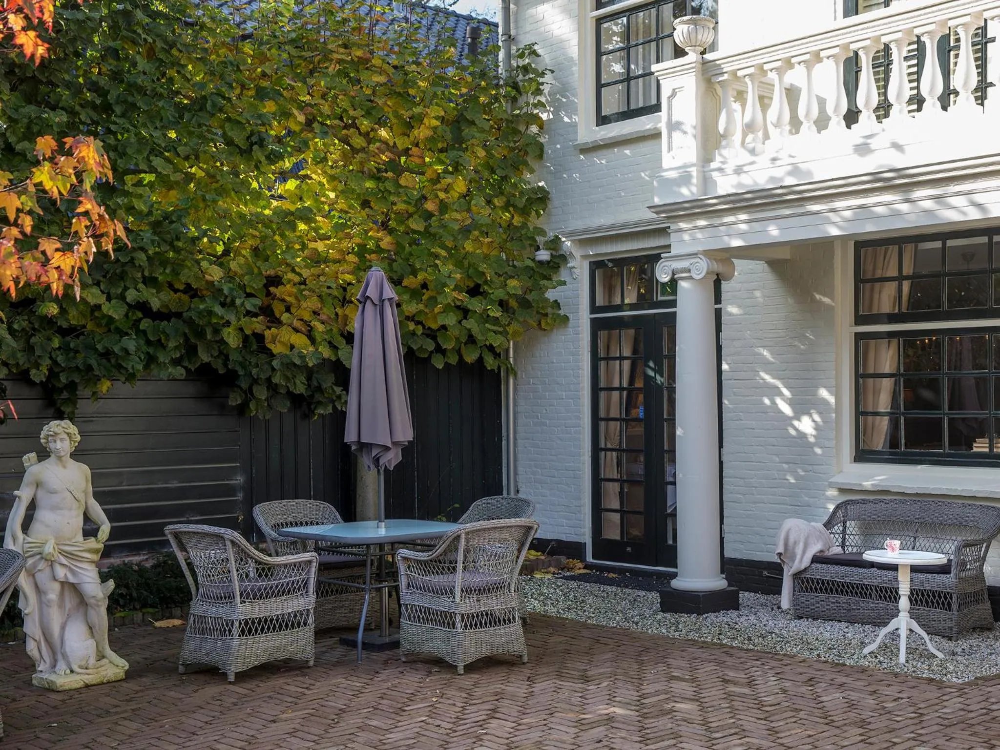 Patio in B & B Hotel The Baron Crown