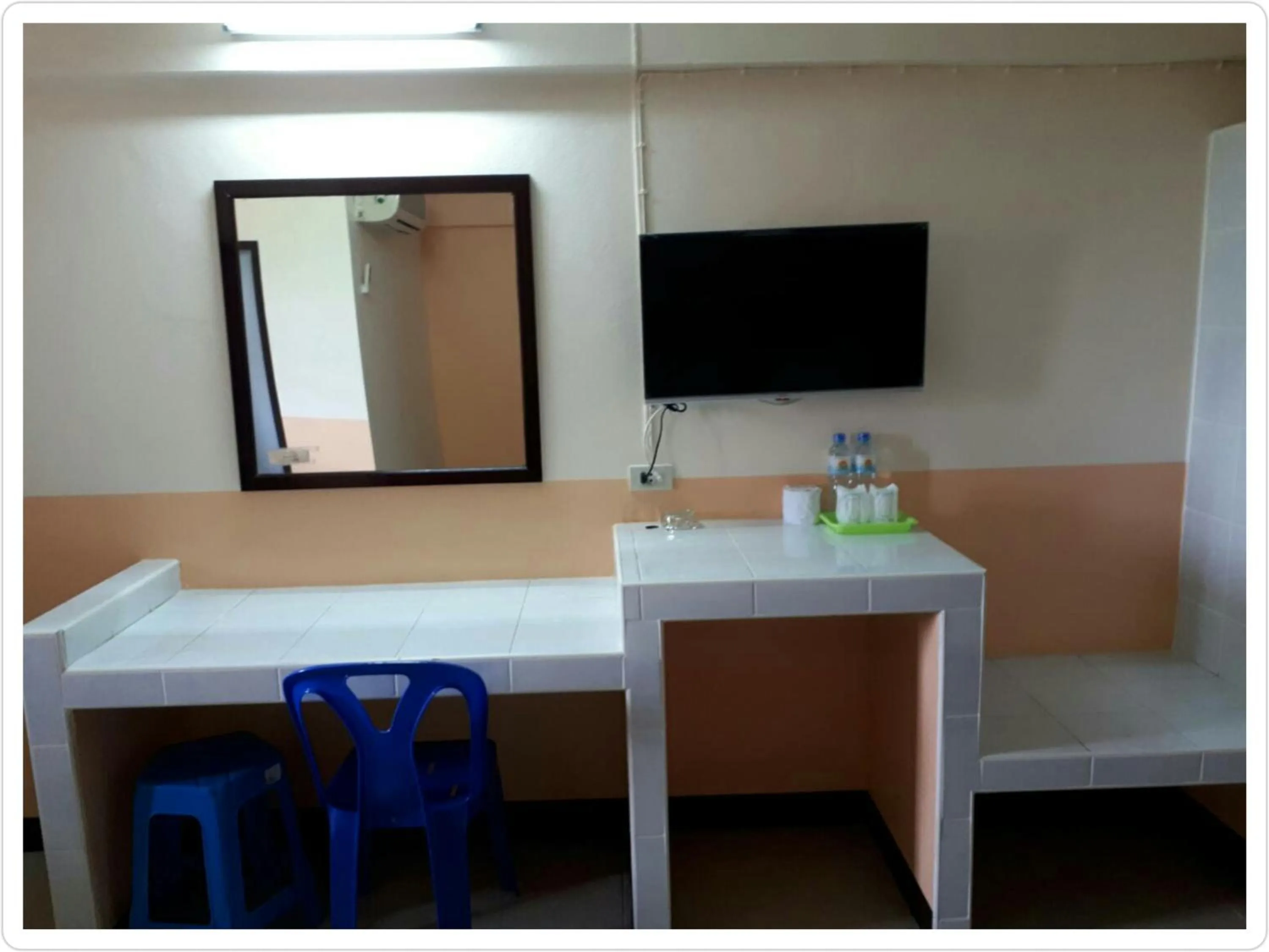 Photo of the whole room in Centerpoint Hotel