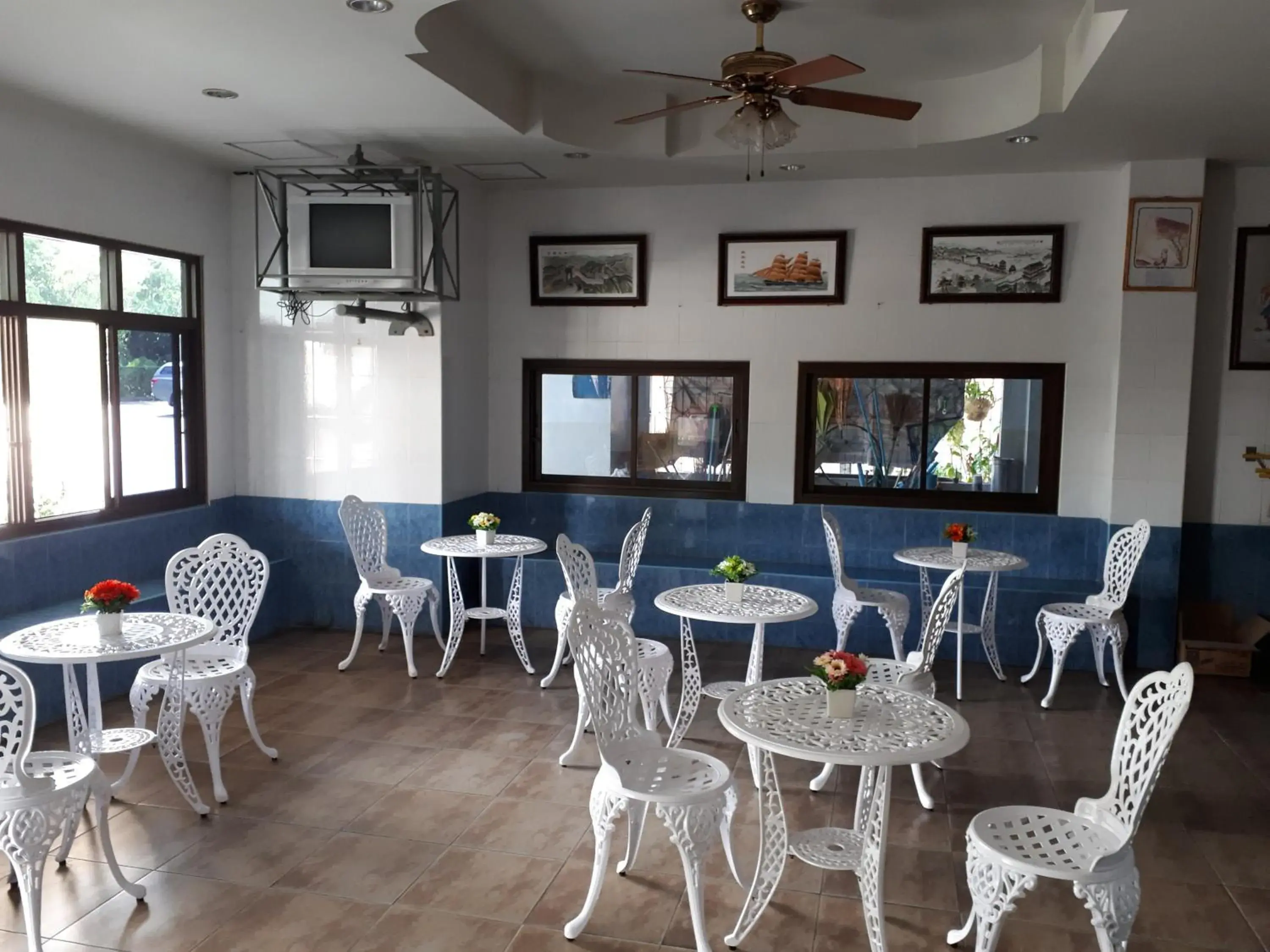 Communal lounge/ TV room in Centerpoint Hotel Communal lounge/ TV room in Centerpoint Hotel