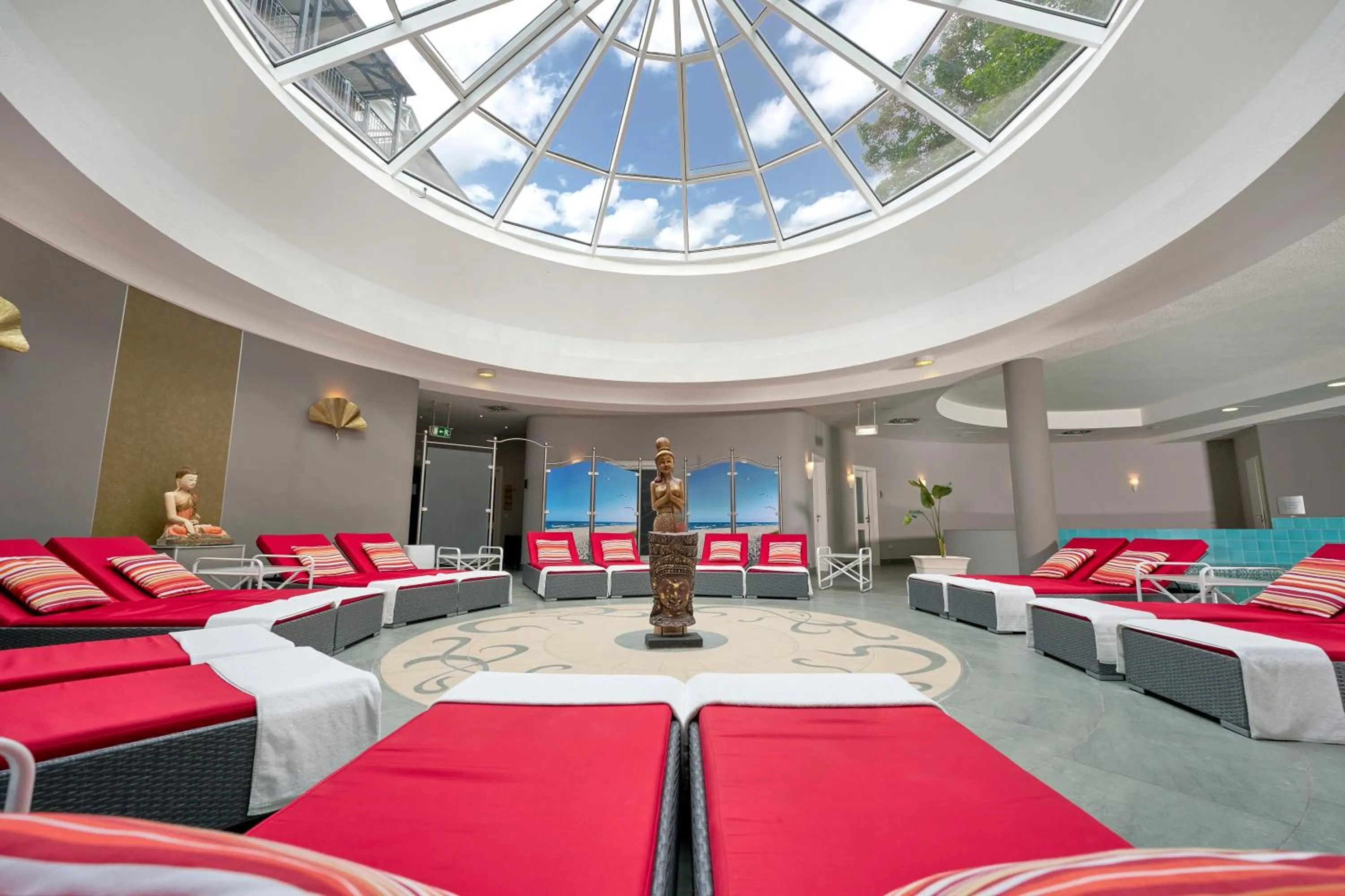 Swimming pool, Bed in Grand Hotel Binz