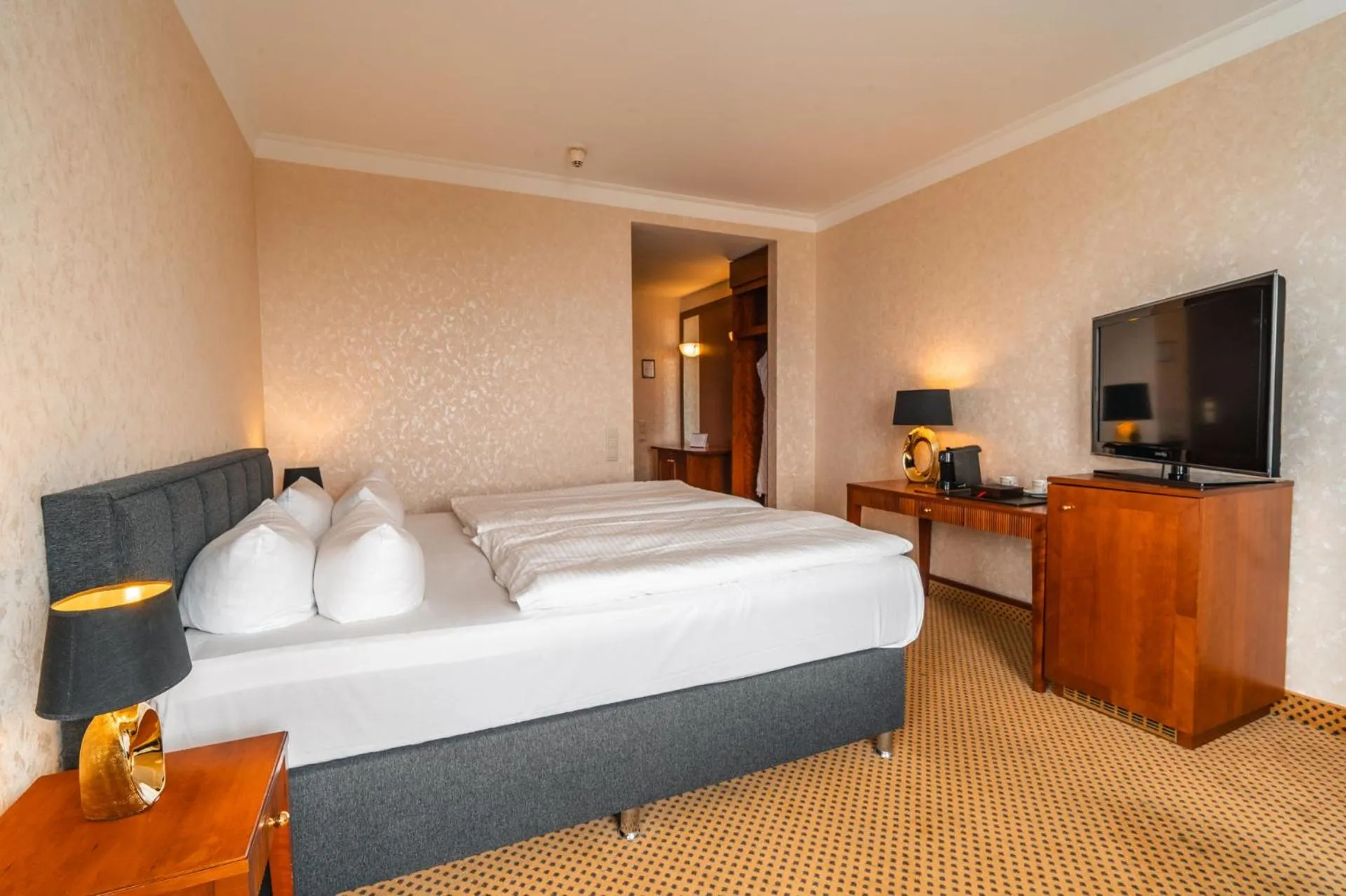 Photo of the whole room, Bed in Grand Hotel Binz