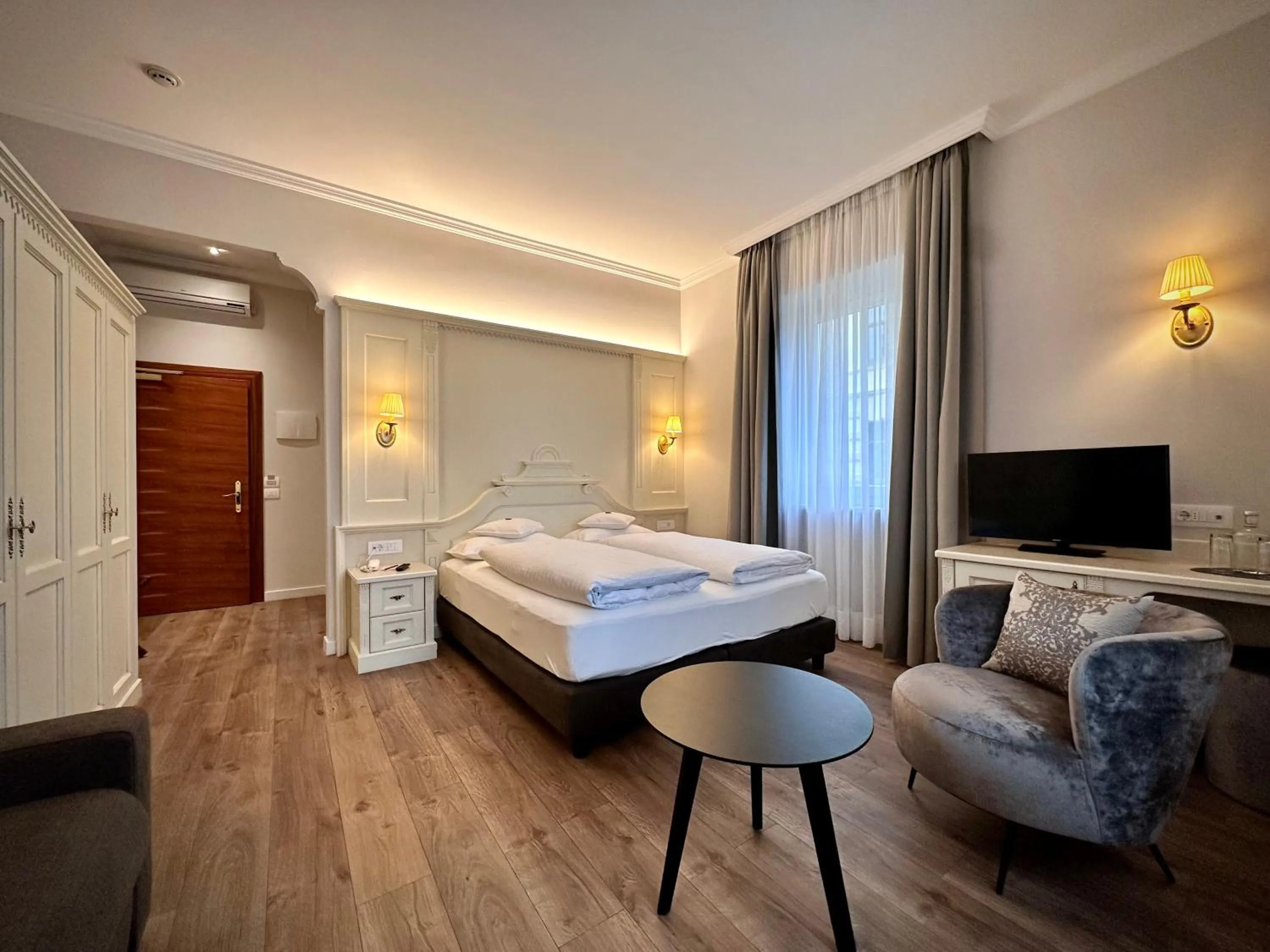 Bed in Windsor Merano Hotel & Suites