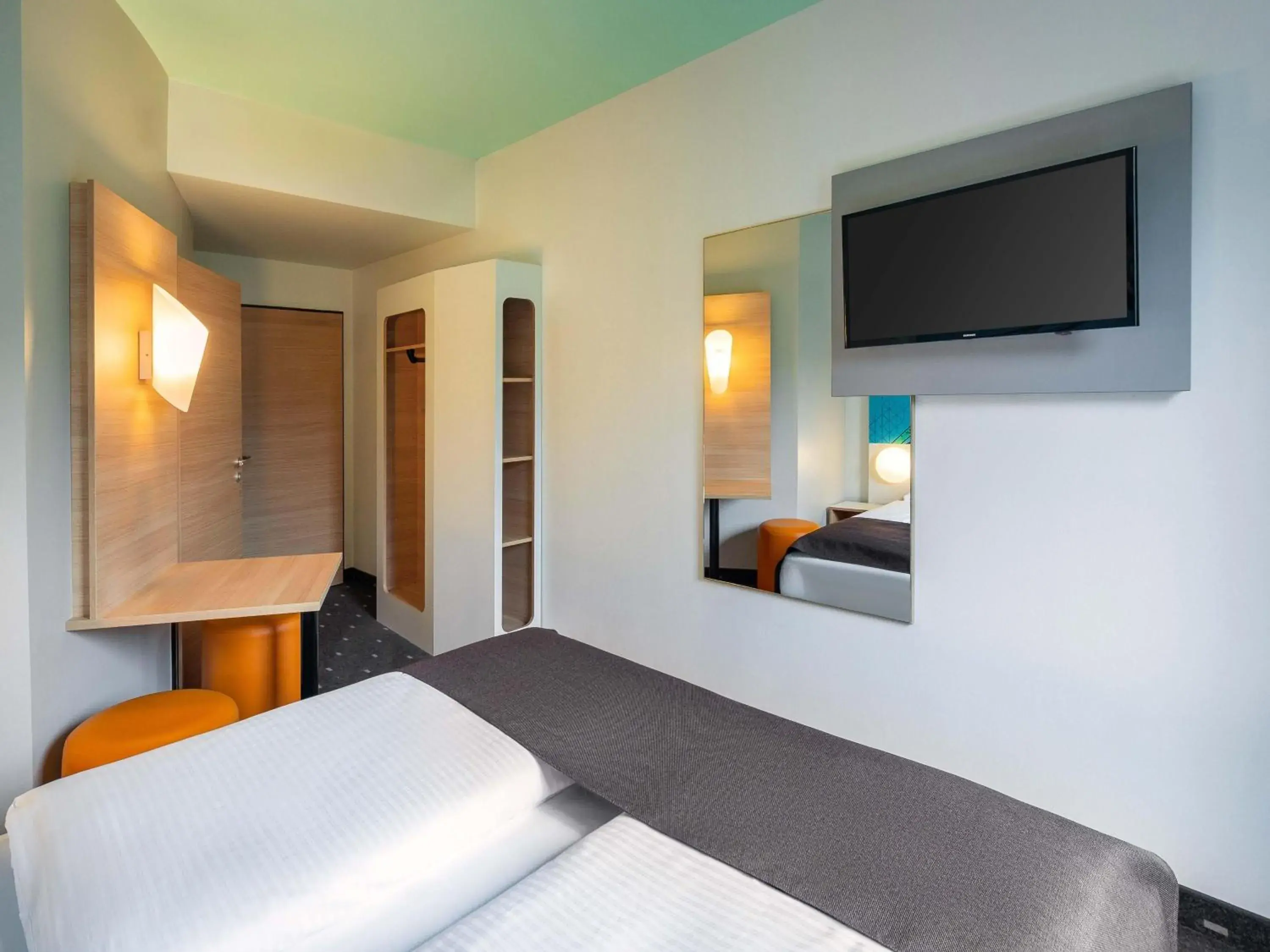 Photo of the whole room, Bed in B&B HOTEL Wuppertal City-Süd Photo of the whole room, Bed in B&B HOTEL Wuppertal City-Süd