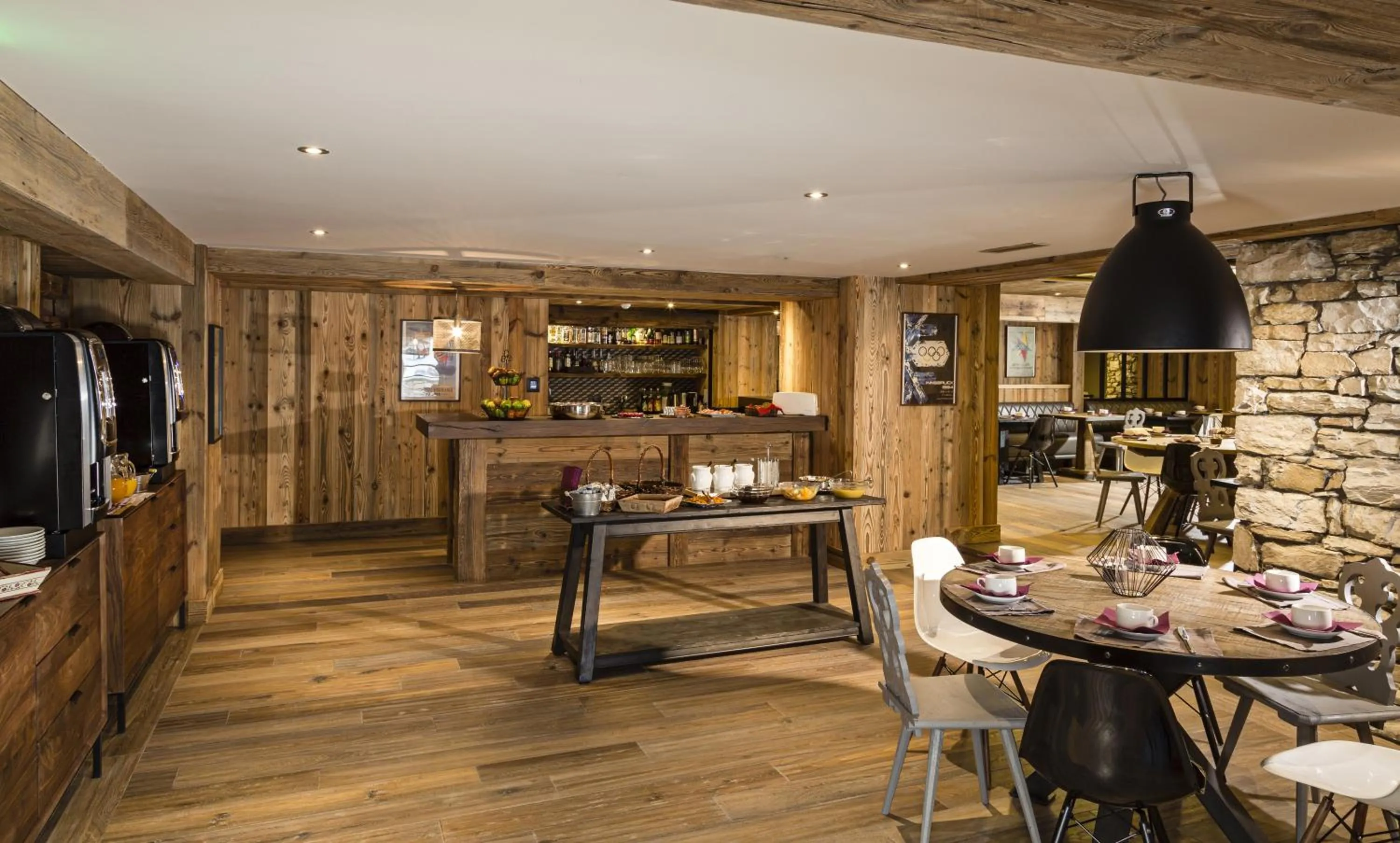 Restaurant/places to eat in Hotel Kandahar