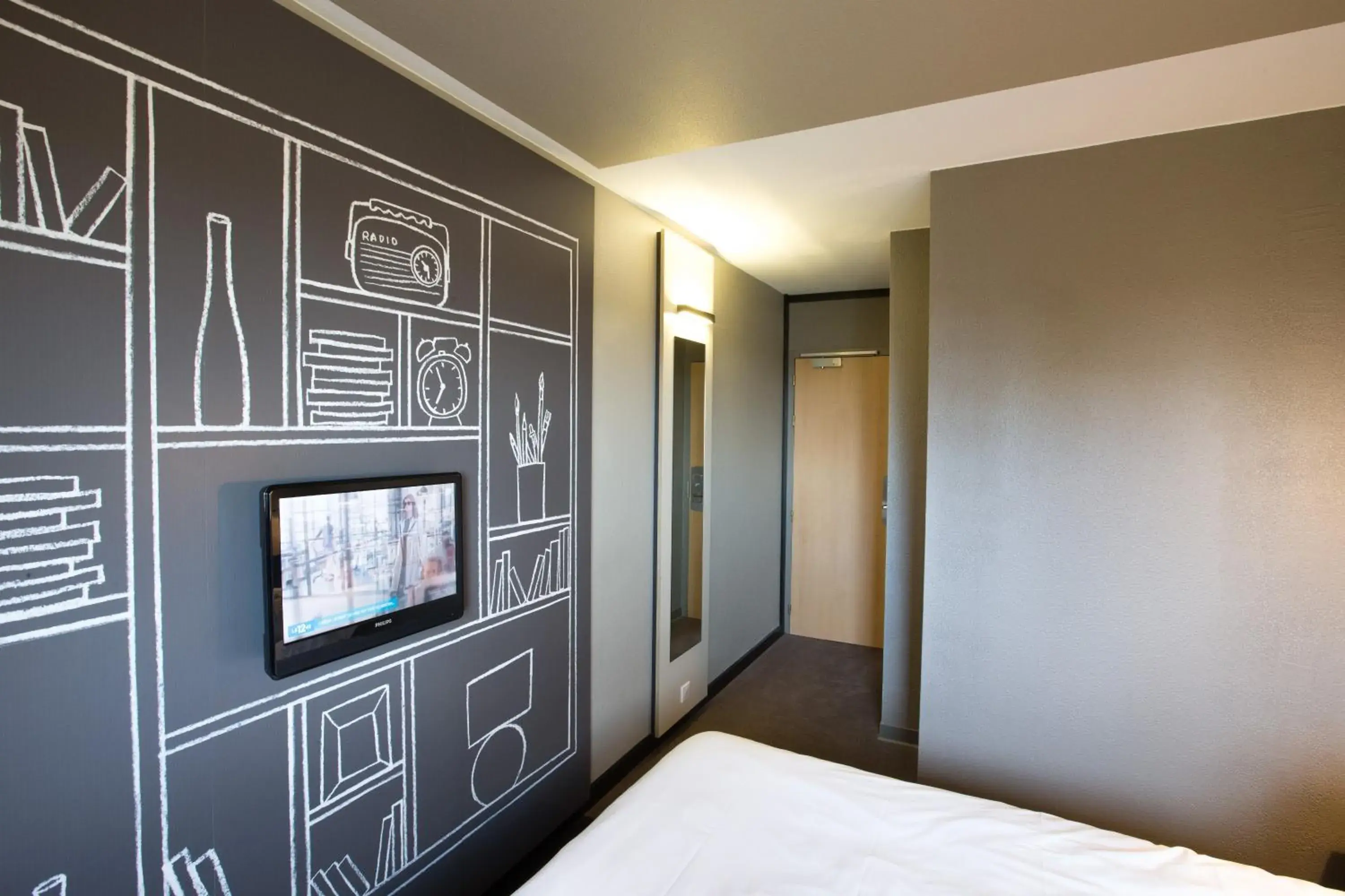 TV and multimedia, Bed in ibis Saint Brieuc Yffiniac TV and multimedia, Bed in ibis Saint Brieuc Yffiniac