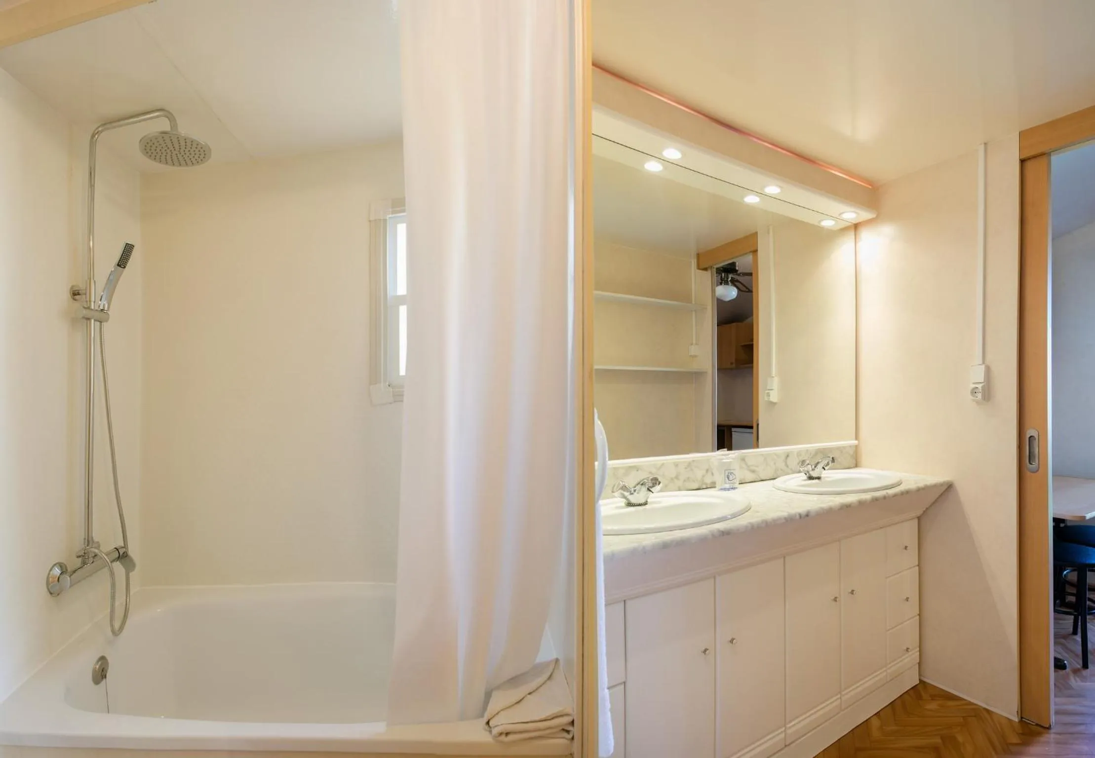 Bathroom in Magic Robin Hood