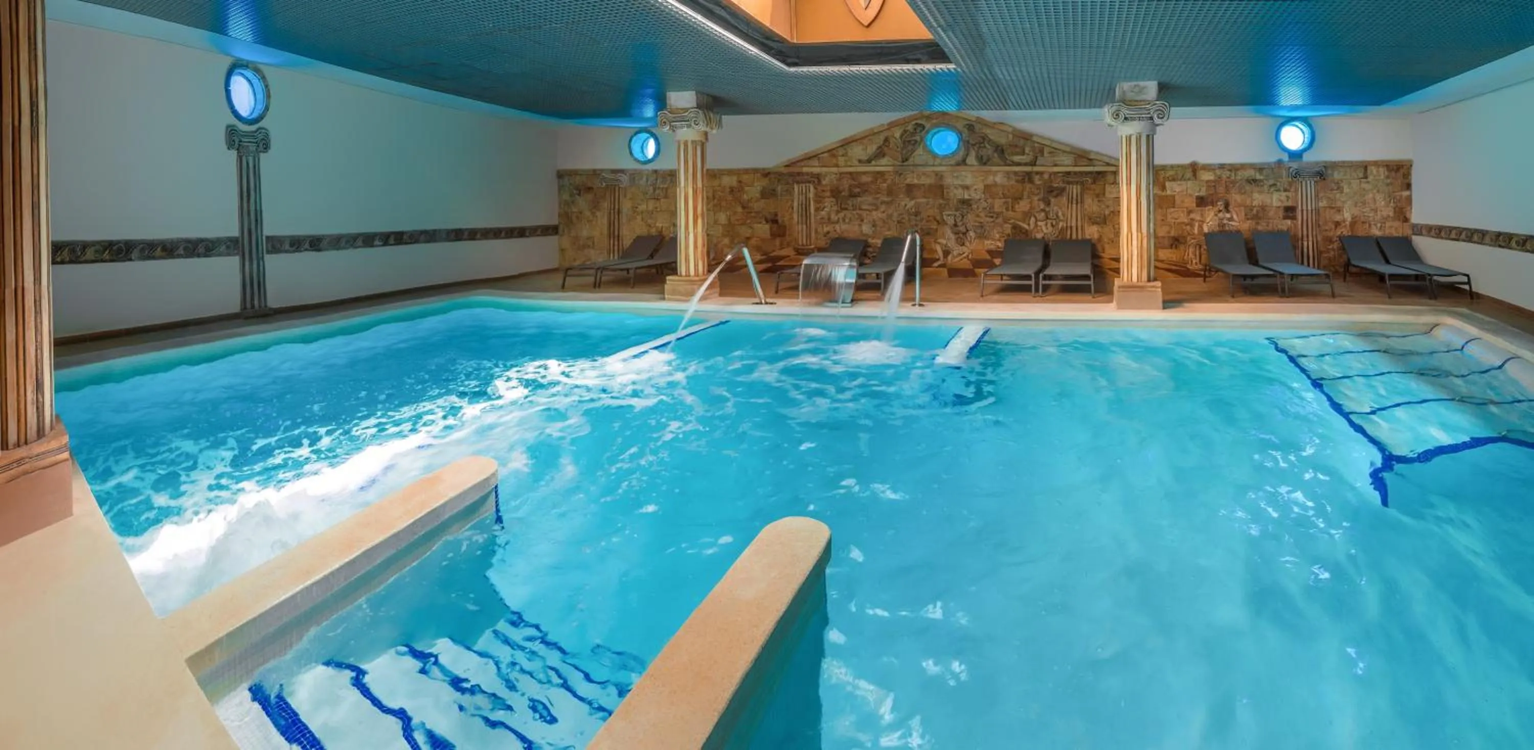 Swimming pool in Magic Robin Hood