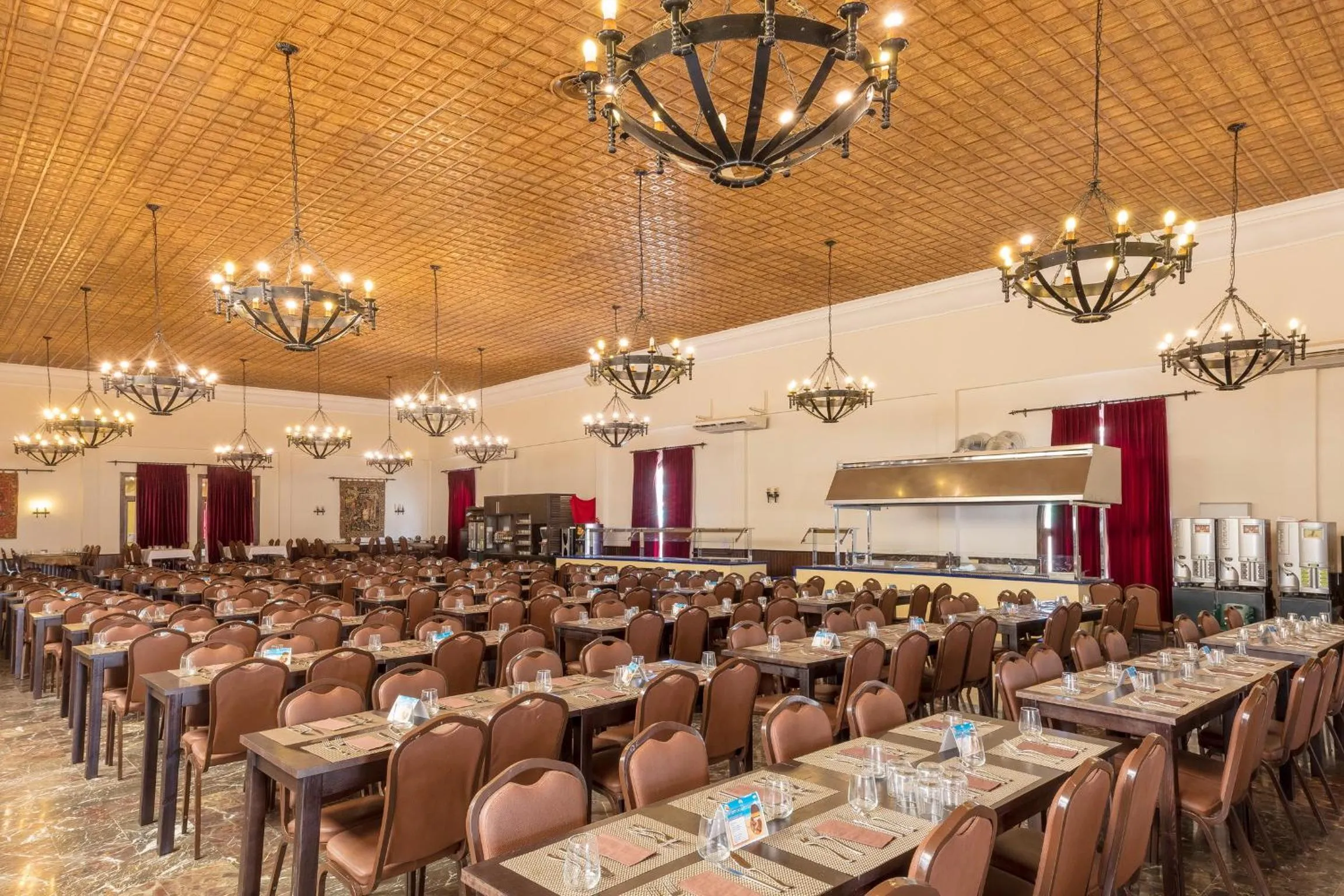 Restaurant/places to eat in Magic Robin Hood