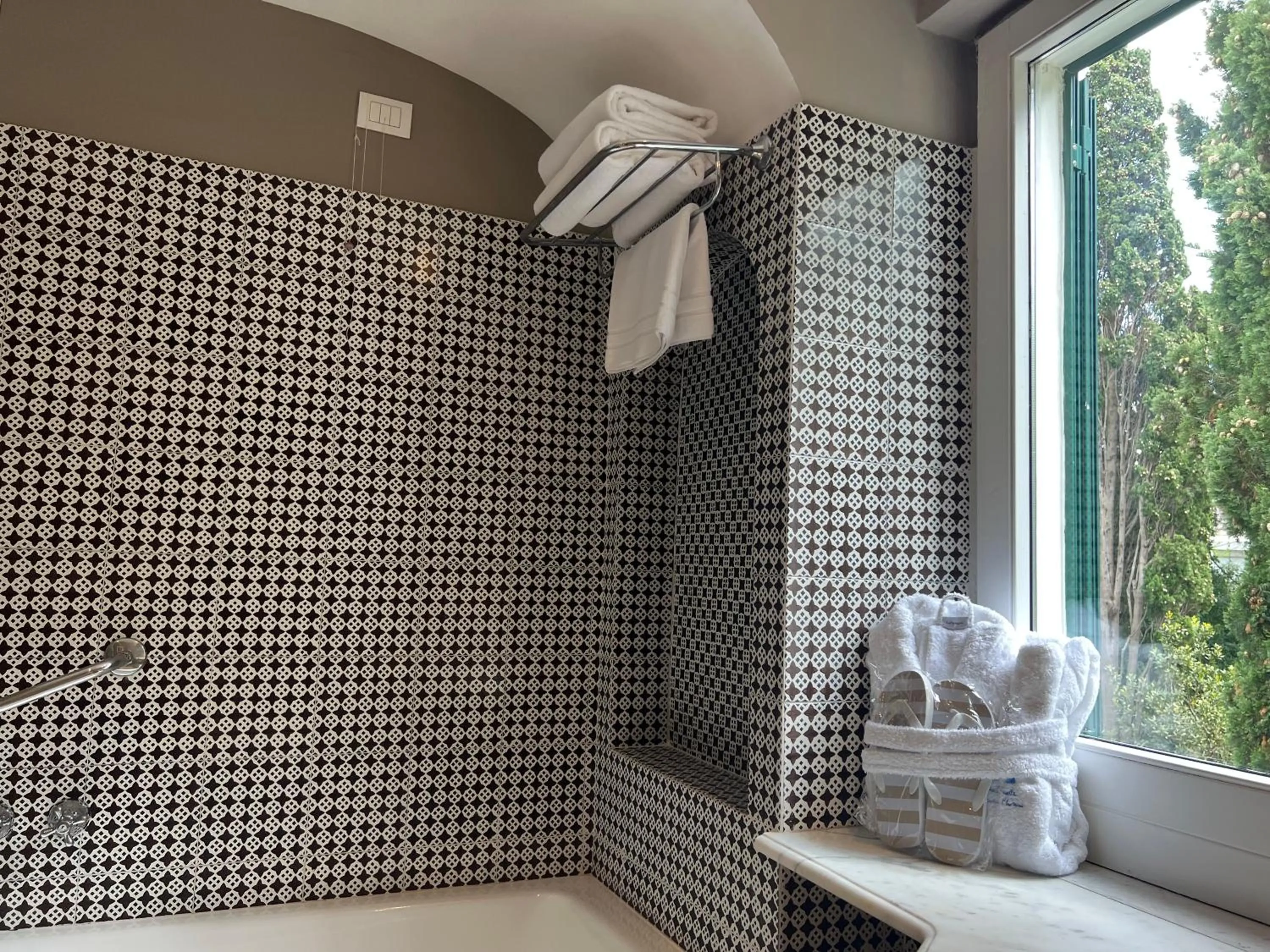 Bath in Hotel Della Piccola Marina