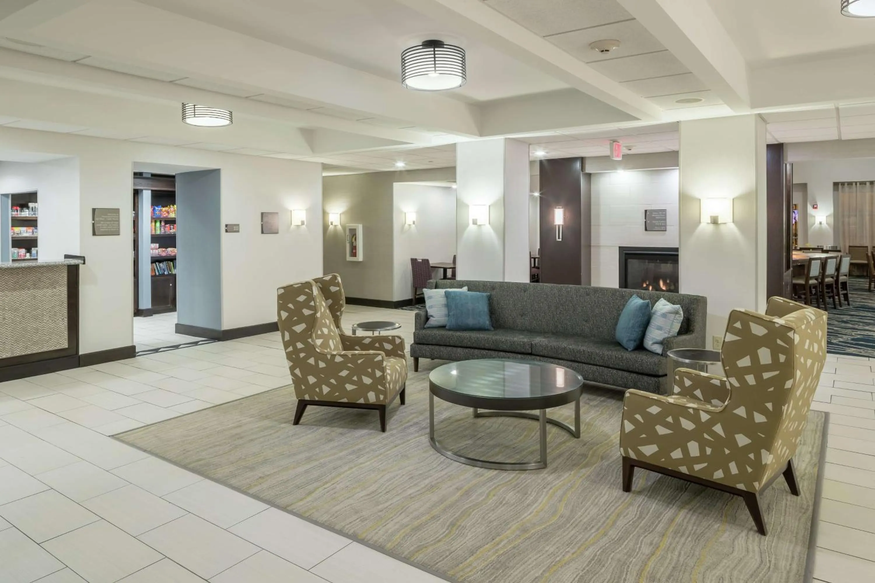 Communal lounge/ TV room in Homewood Suites by Hilton Cedar Rapids-North