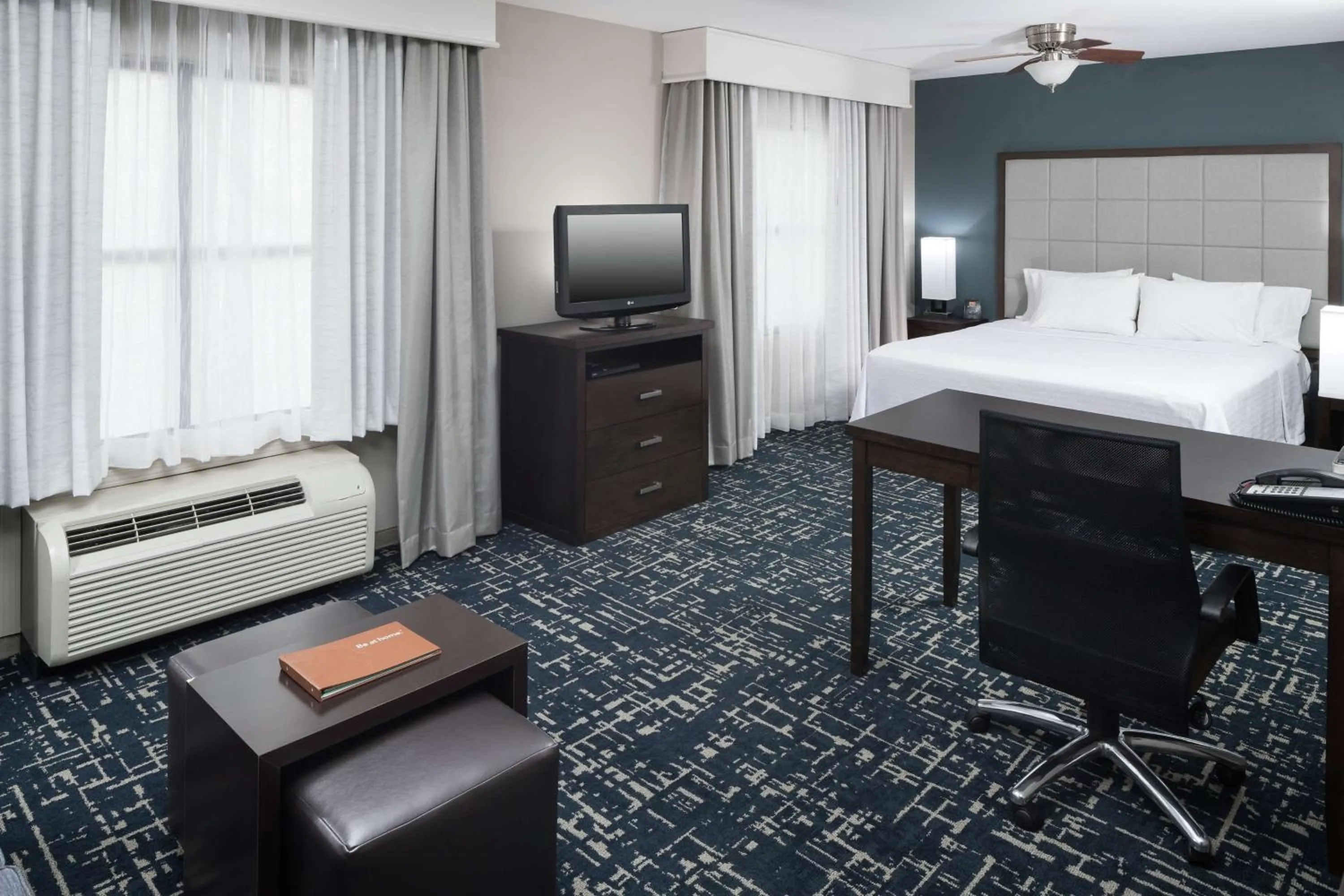 Bedroom, Bed in Homewood Suites by Hilton Cedar Rapids-North
