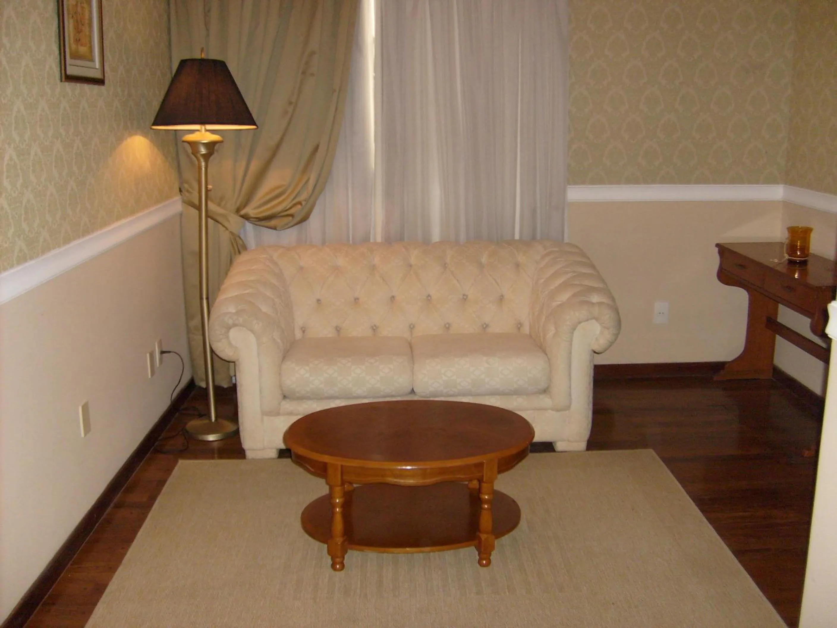 Living room in Premier Hill Suites Hotel