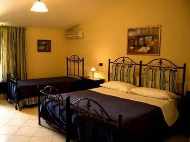 Triple Room in Tavernola - Locanda Di Campagna Triple Room in Tavernola - Locanda Di Campagna