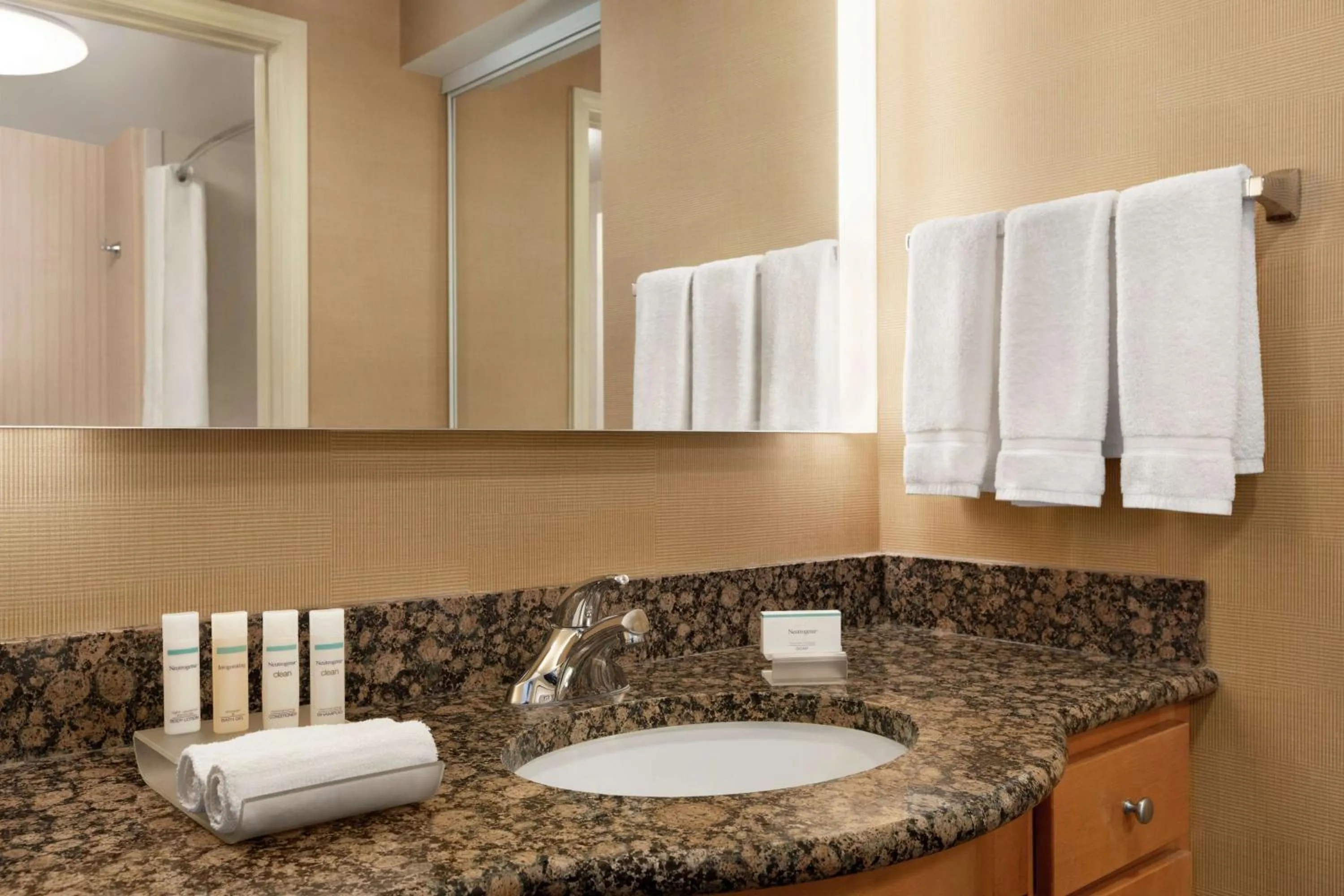 Bathroom in Homewood Suites by Hilton Allentown-West/Fogelsville