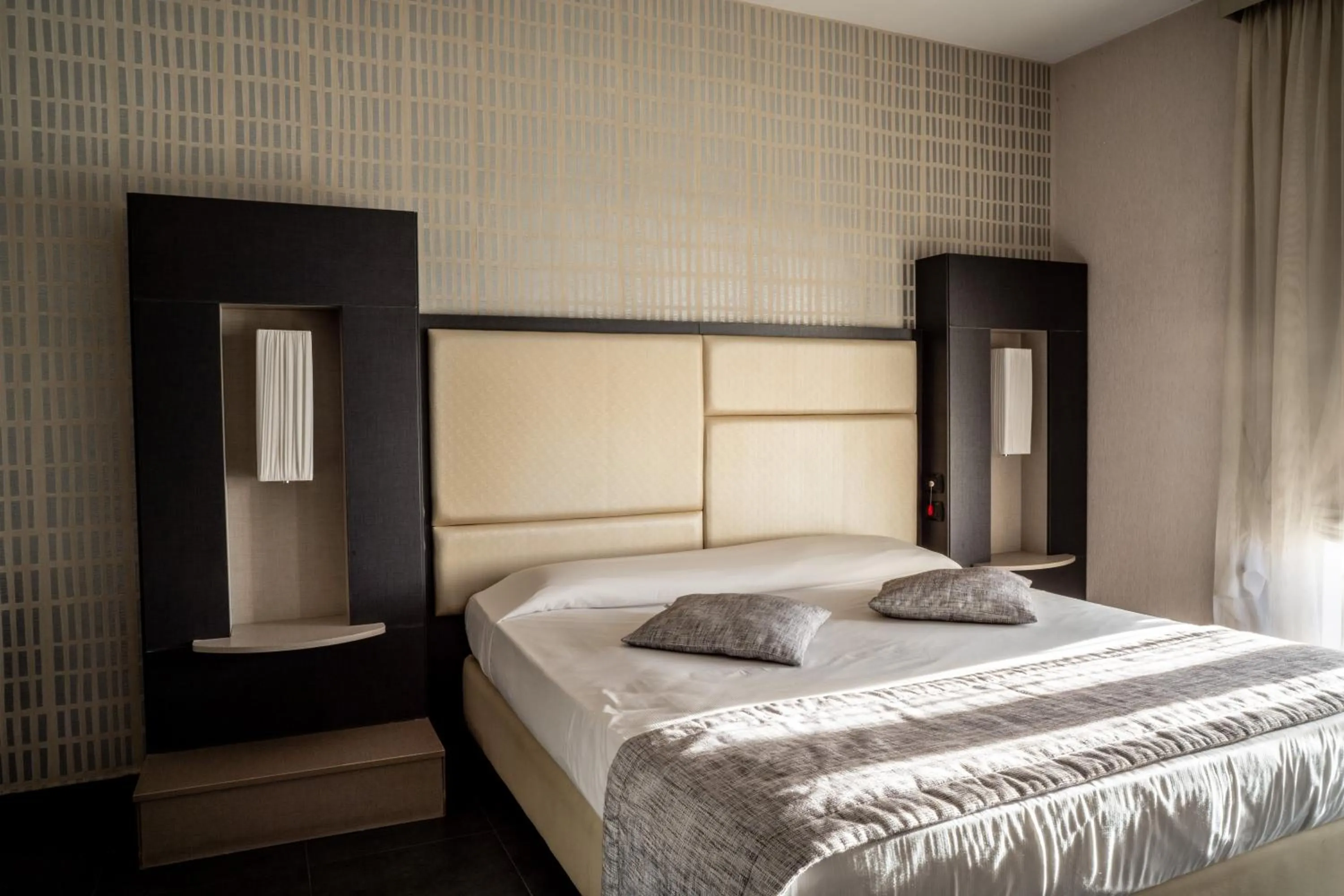 Property building, Bed in Hotel Premiere