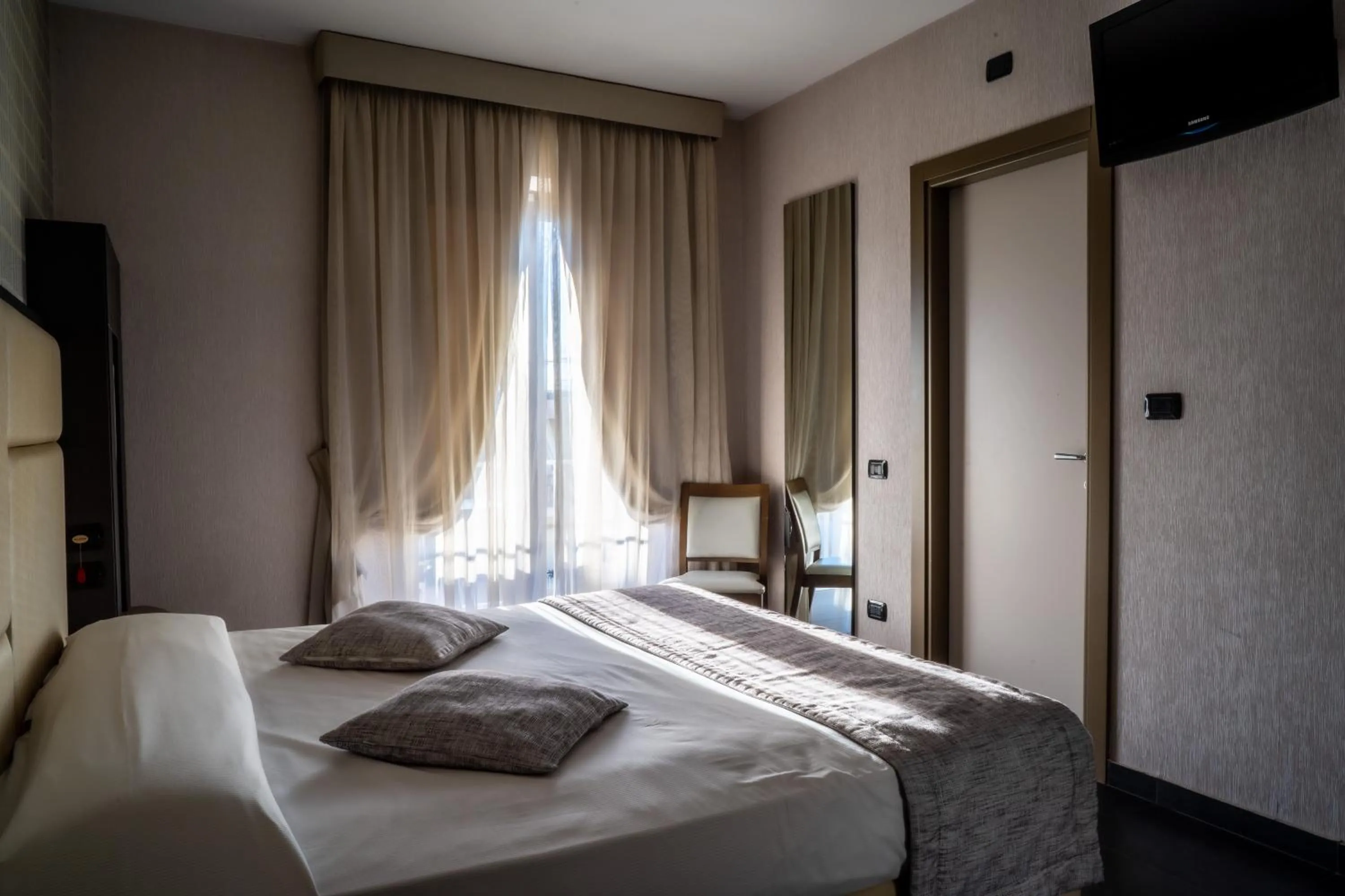 Property building, Bed in Hotel Premiere