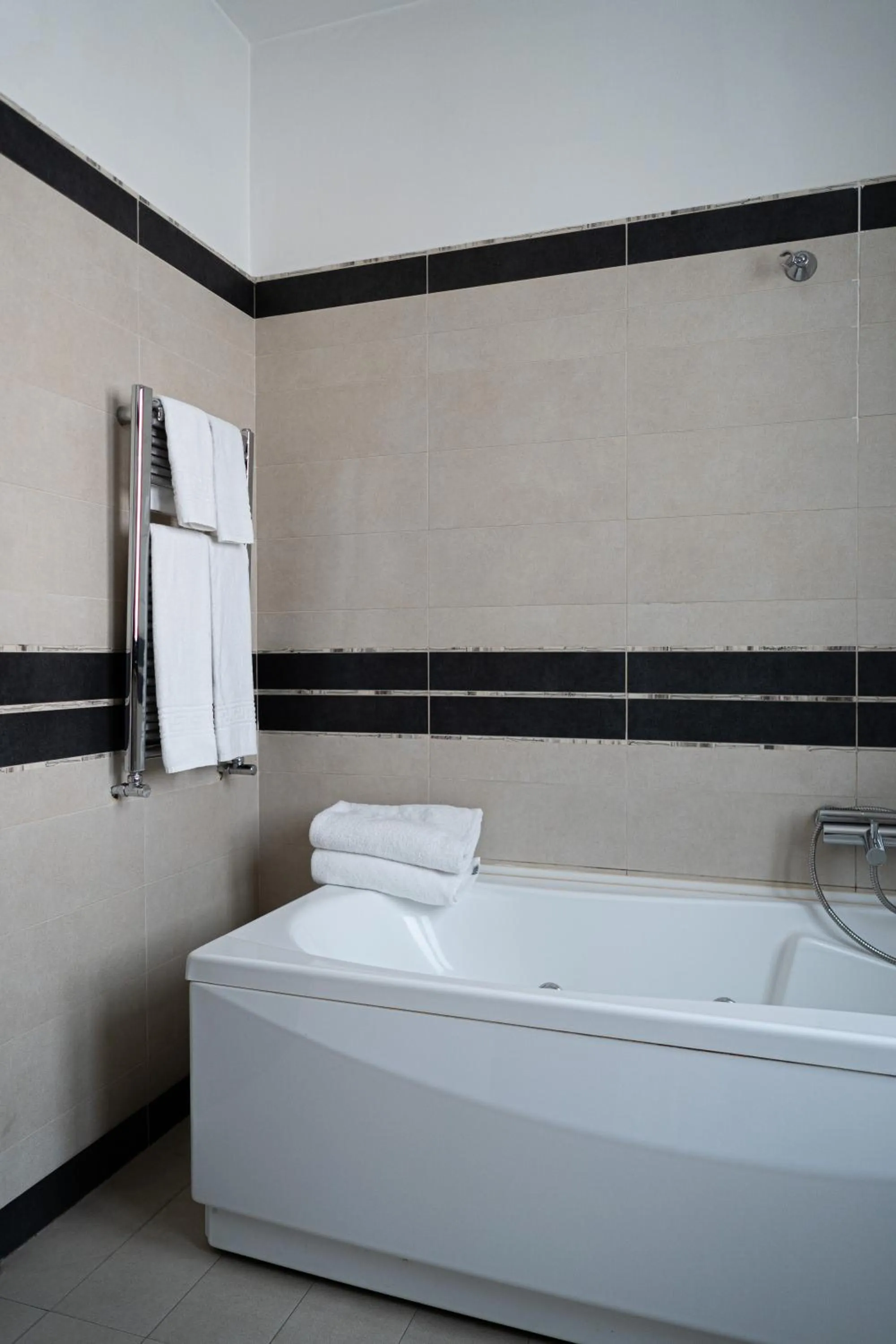 Property building, Bed in Hotel Premiere