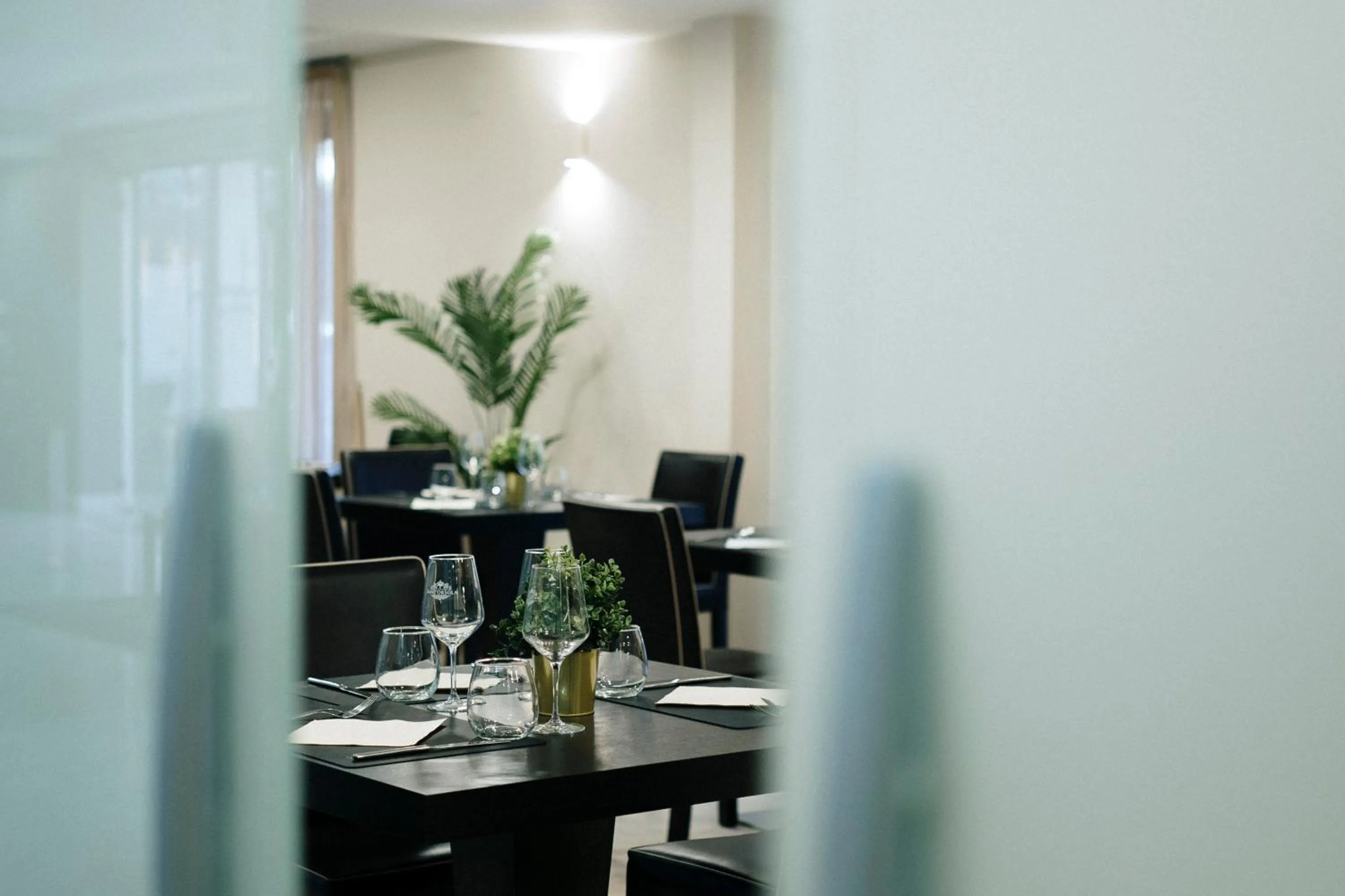 Restaurant/places to eat in Hotel Premiere